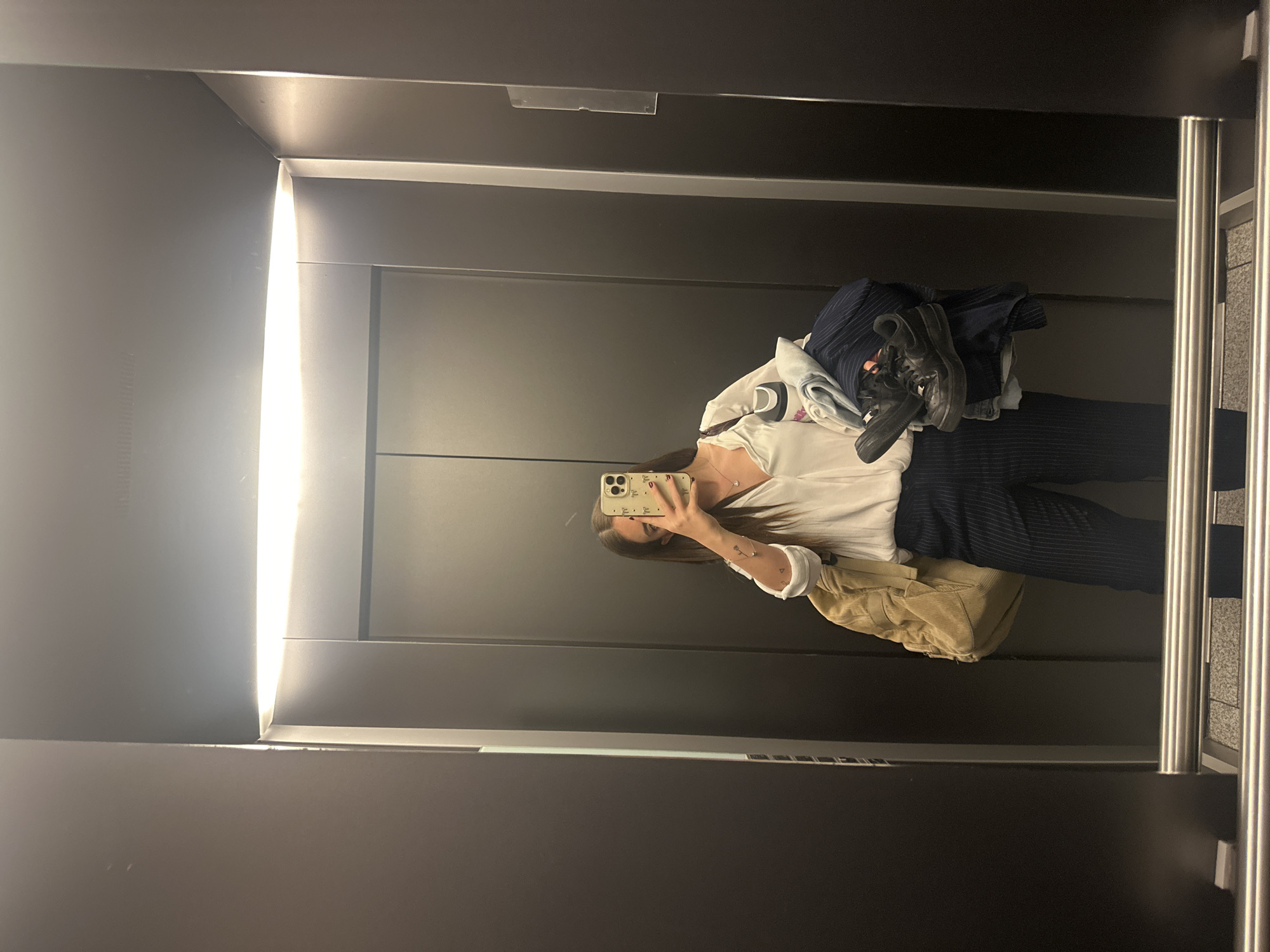 Woman takes elevator mirror selfies in Mexico early morning