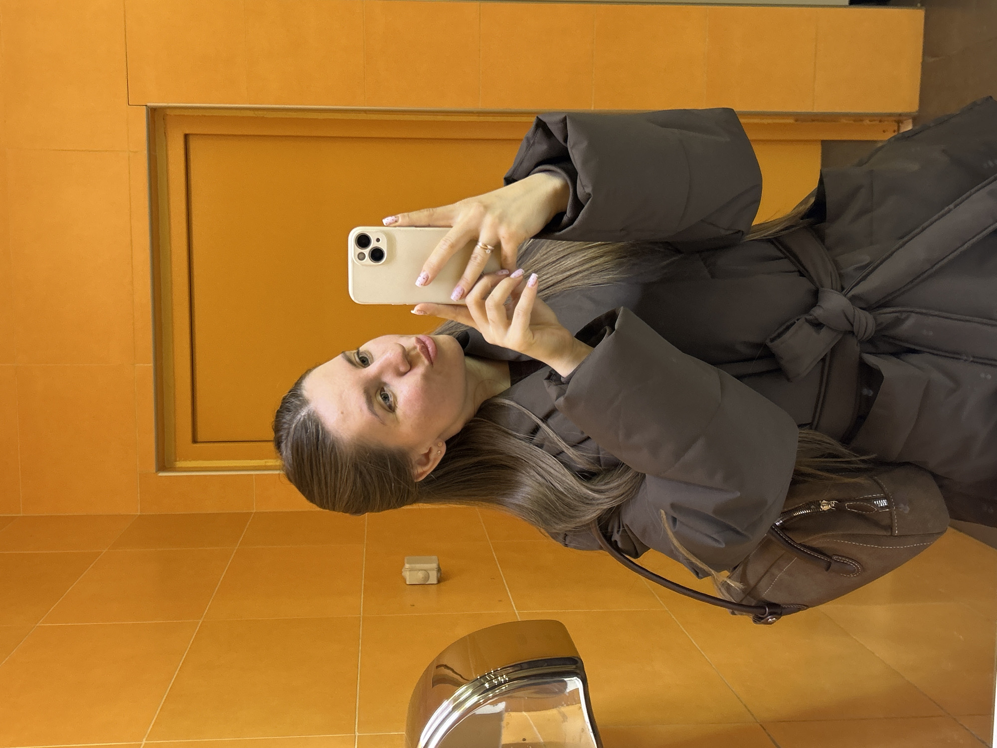 Woman takes bathroom selfies in Klin public restroom