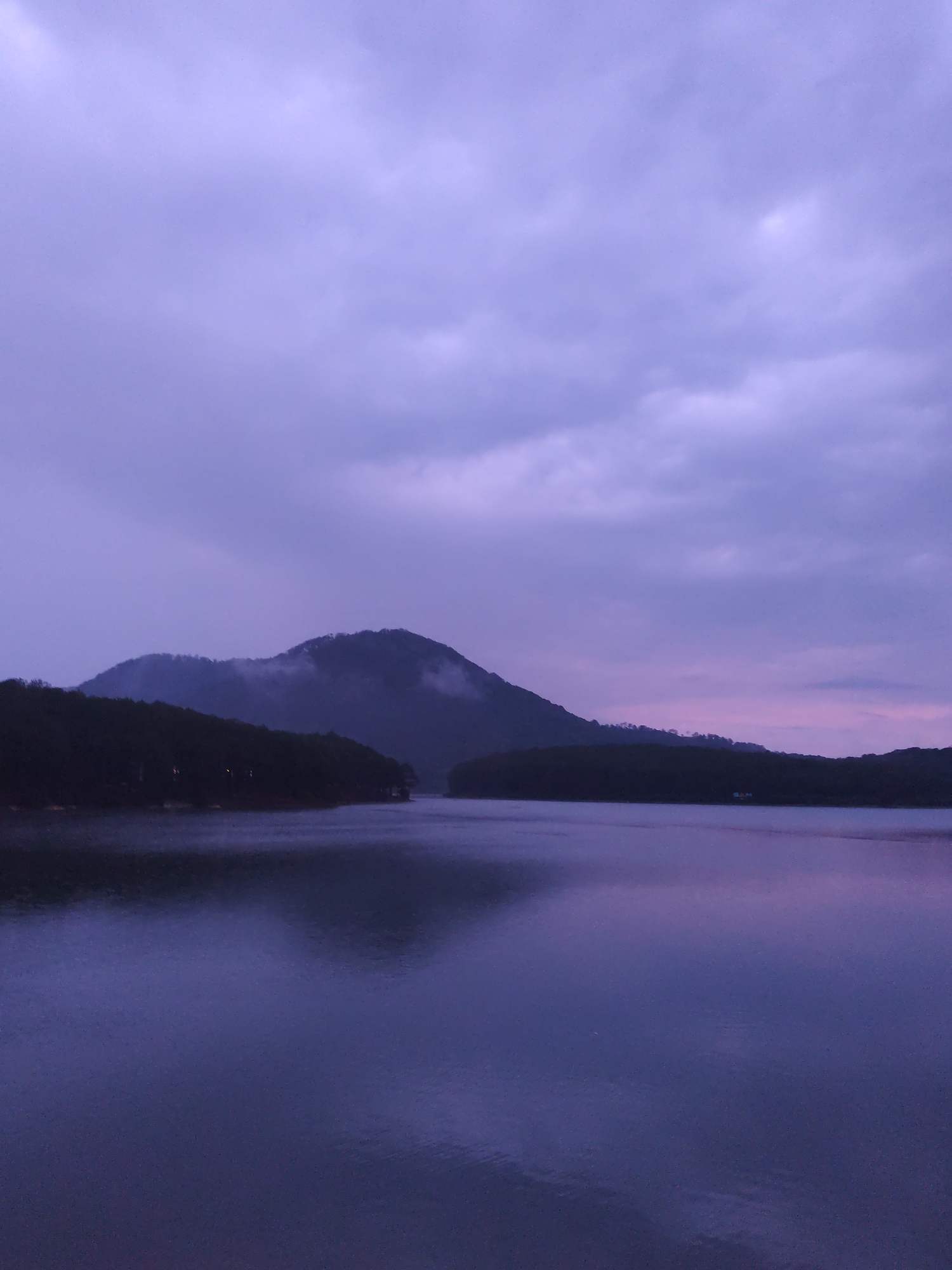 Twilight scenes documented at Da Lat lake amid misty mountains