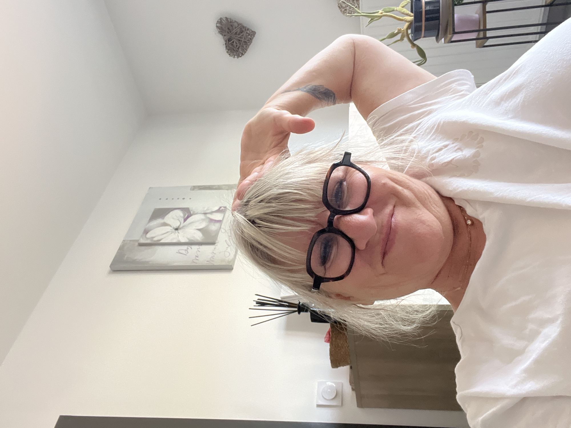 Indoor selfie session in Chambœuf with floral backdrop