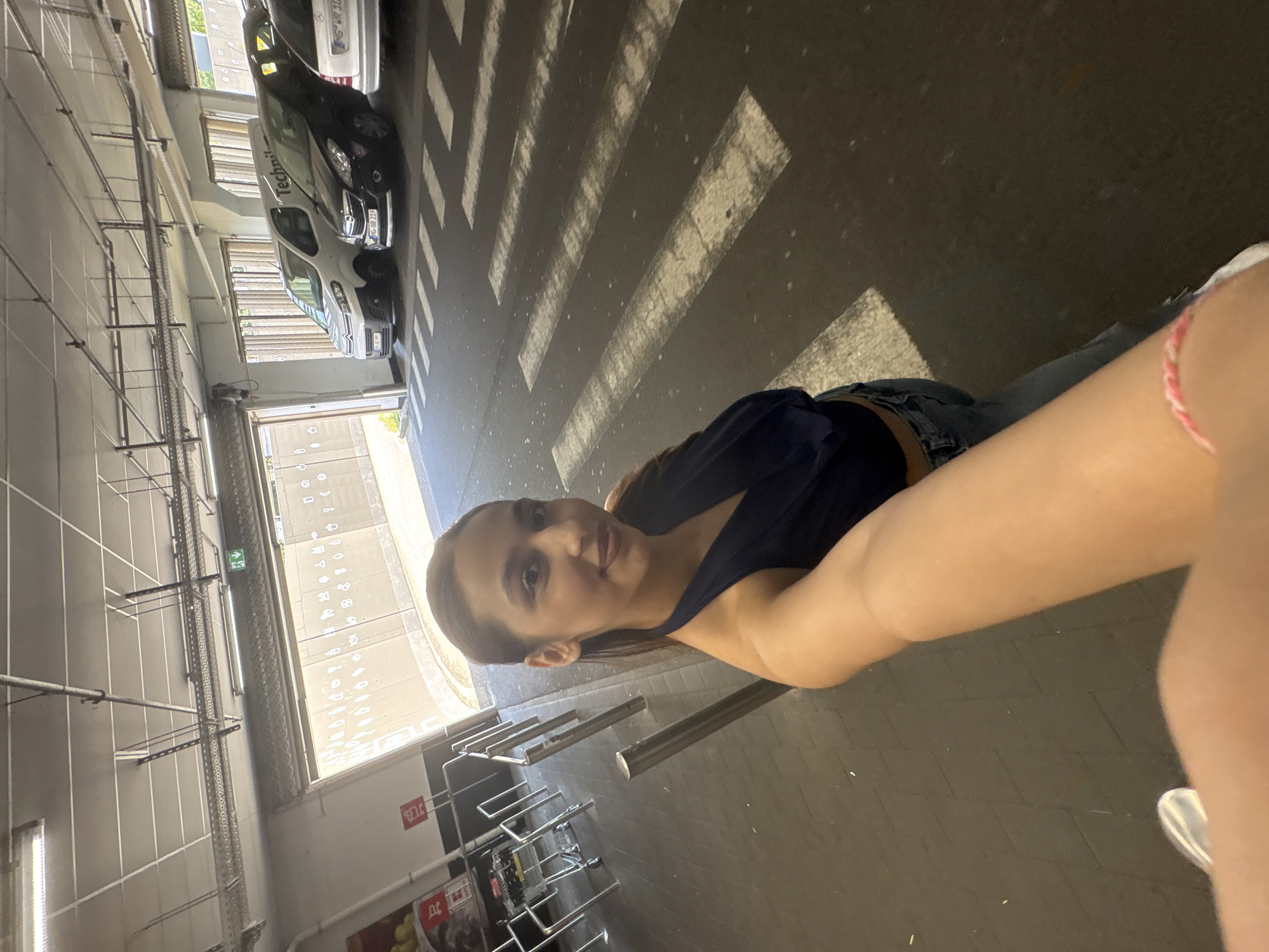 Woman documents shopping trip and daily moments in Mönchengladbach
