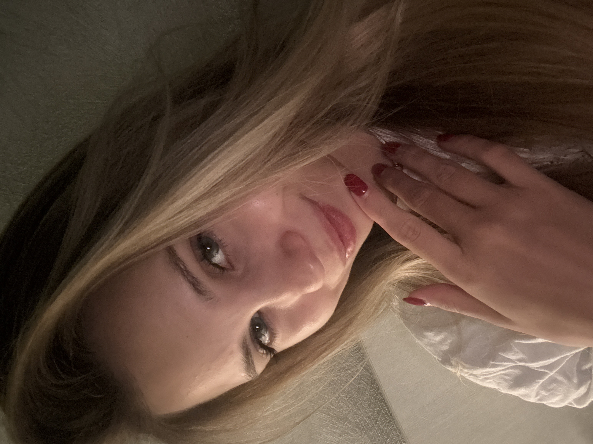 Lazy afternoon portraits with strawberries and a cat in Chaikovsky