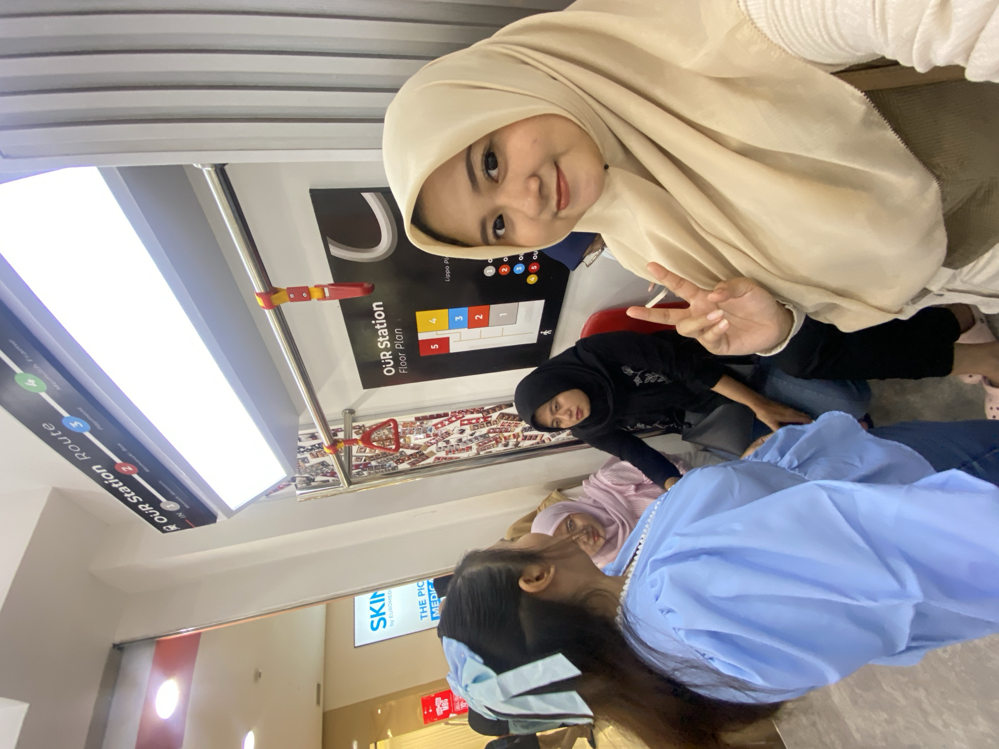 Women take selfies, socialize on train in Sidoarjo