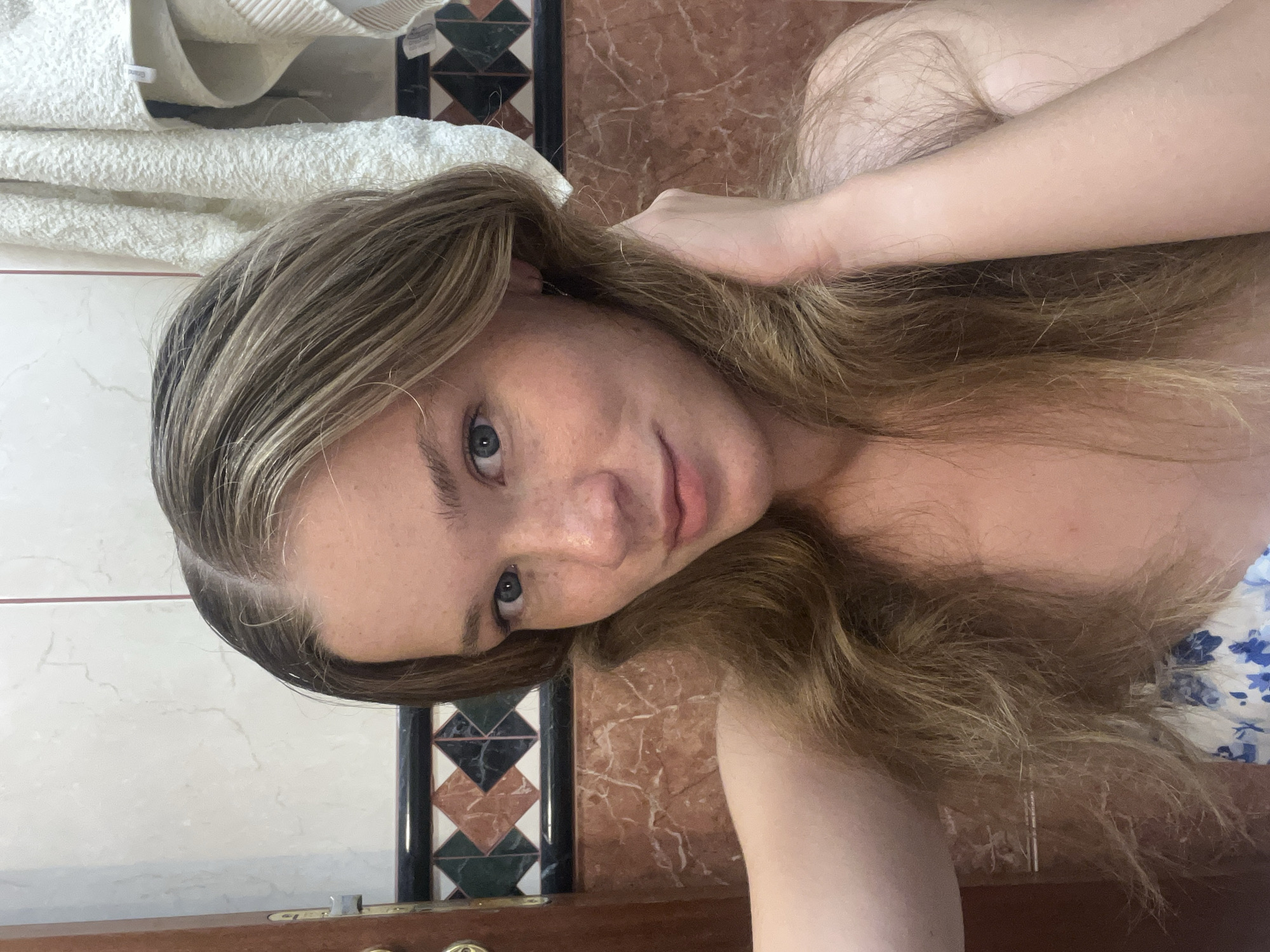 Woman documents evening in Budva with selfies and scenery