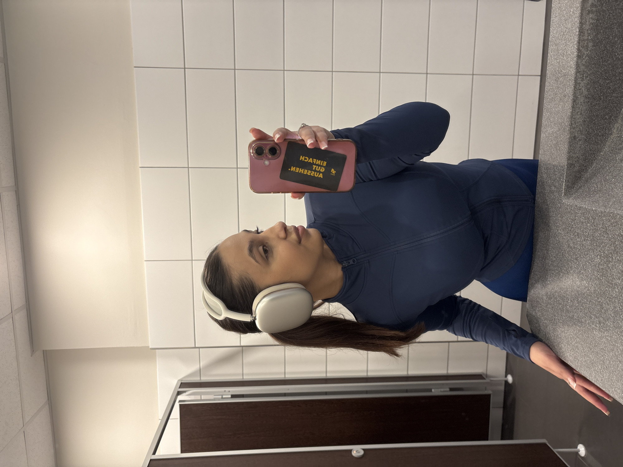 Woman documents workout session at Mönchengladbach gym
