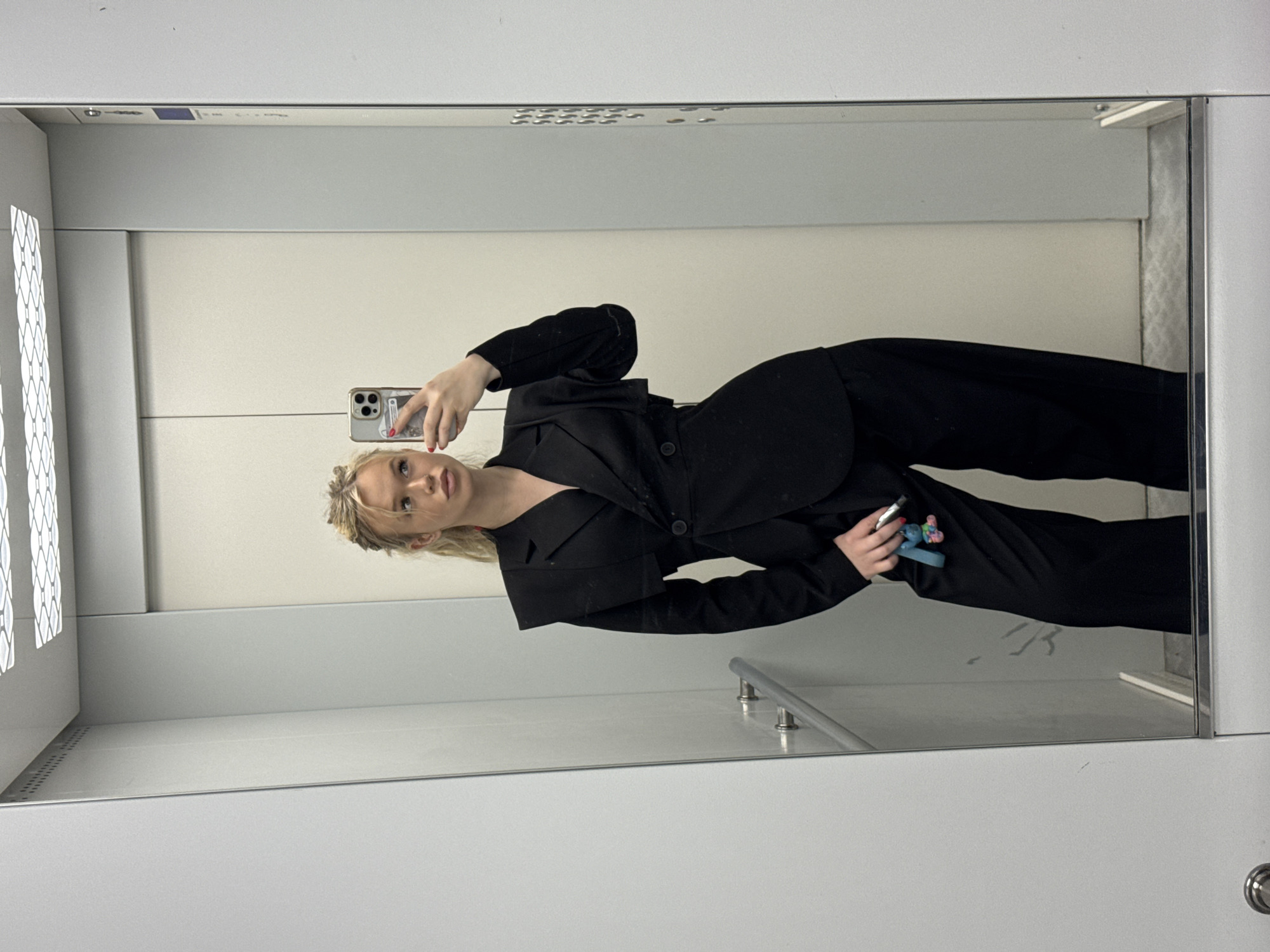 Quick selfie sequence: elevator to car, Kommolovo morning