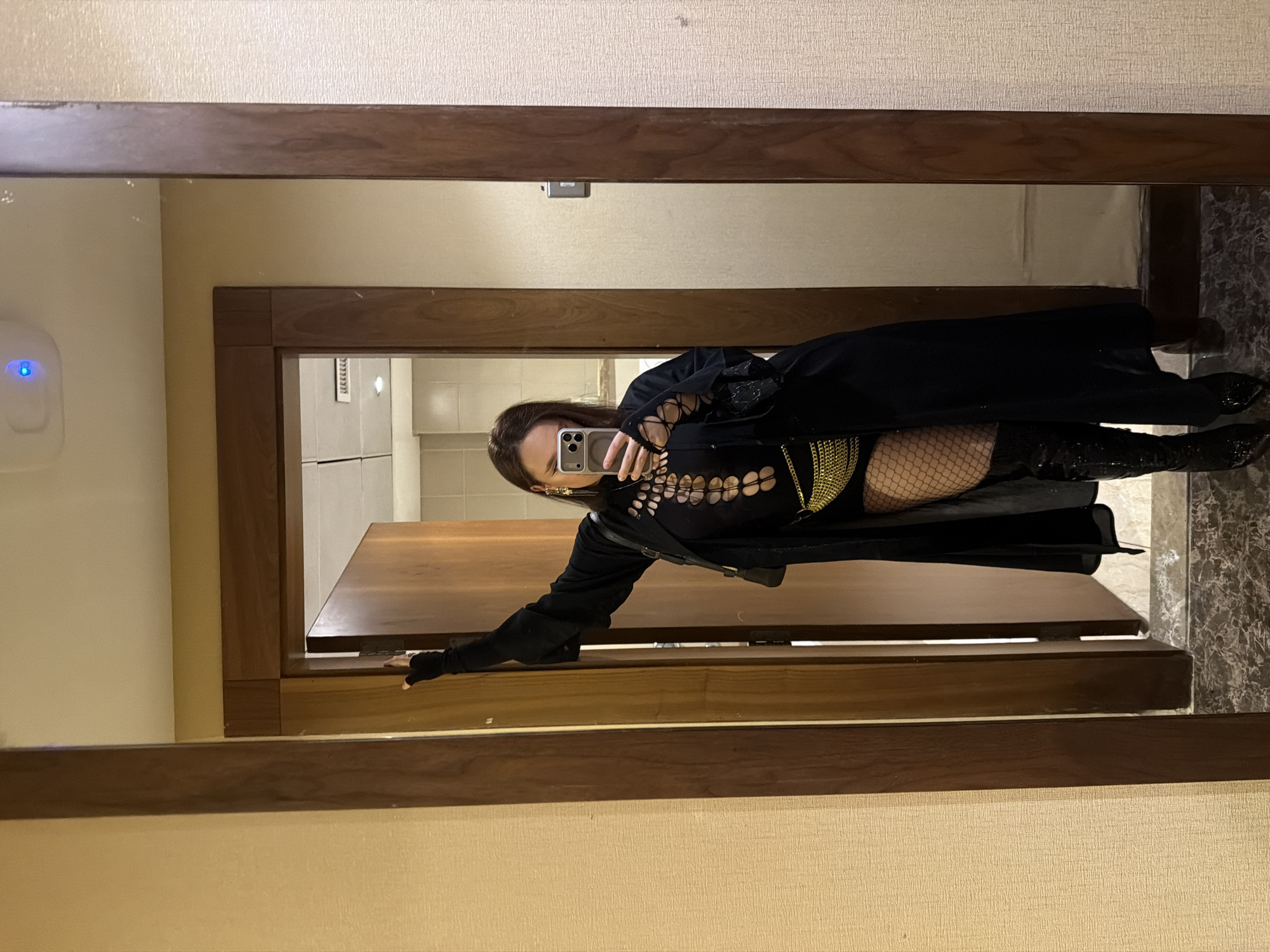 All-black look, mirror selfies, Dubai hotel getting ready