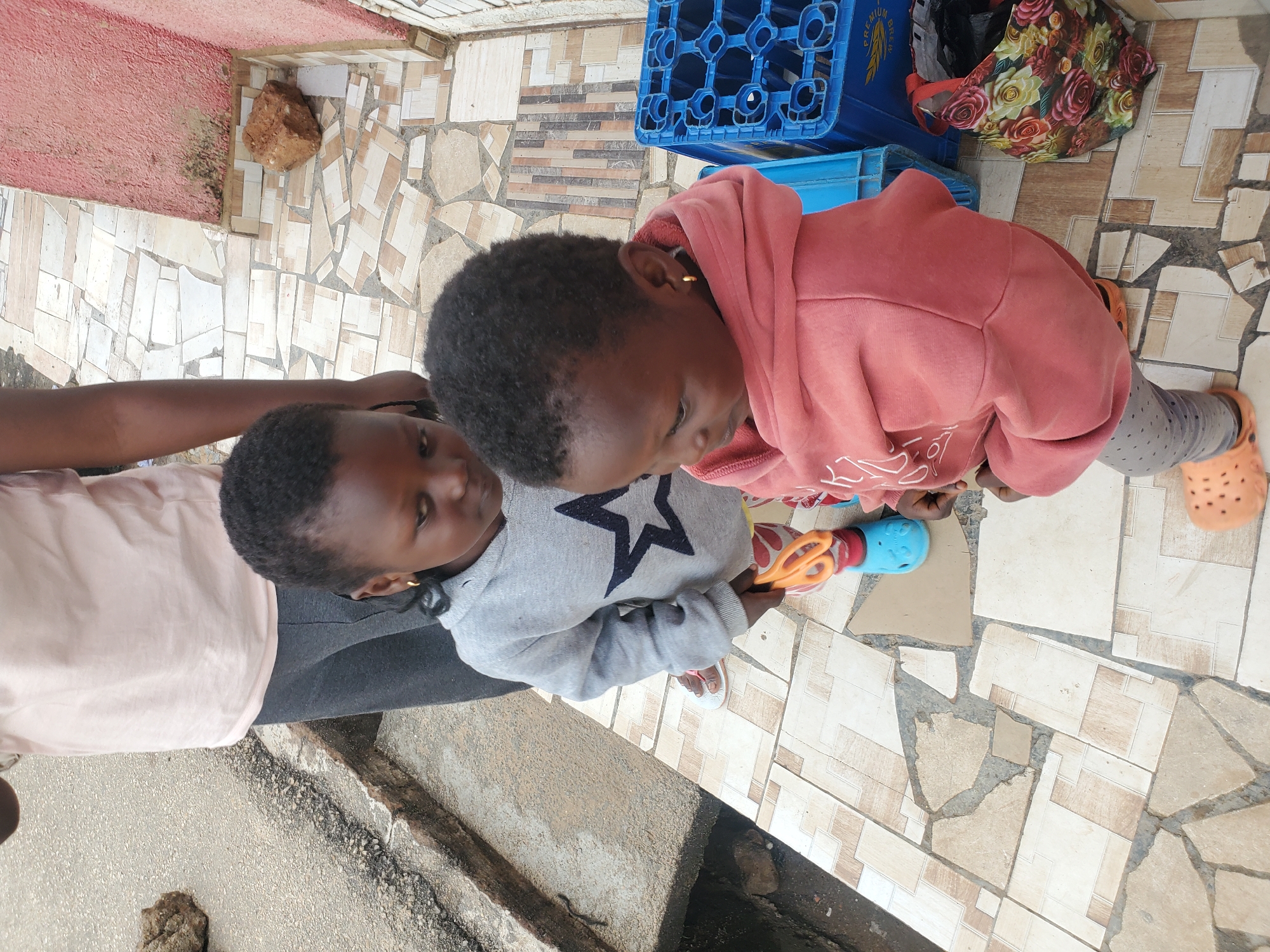 Street life and kids on a Jos corner, Sunday morning