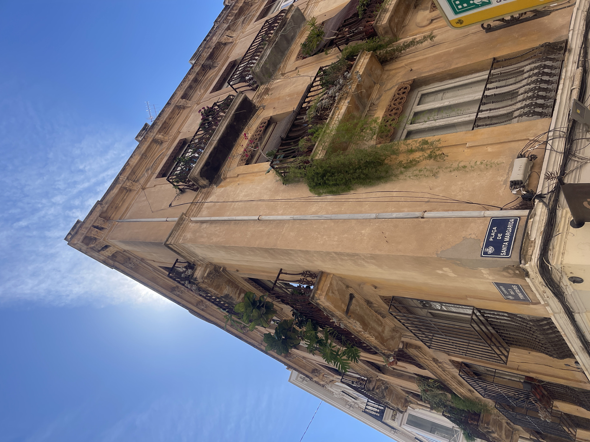 Morning architectural tour documented across historic València university district