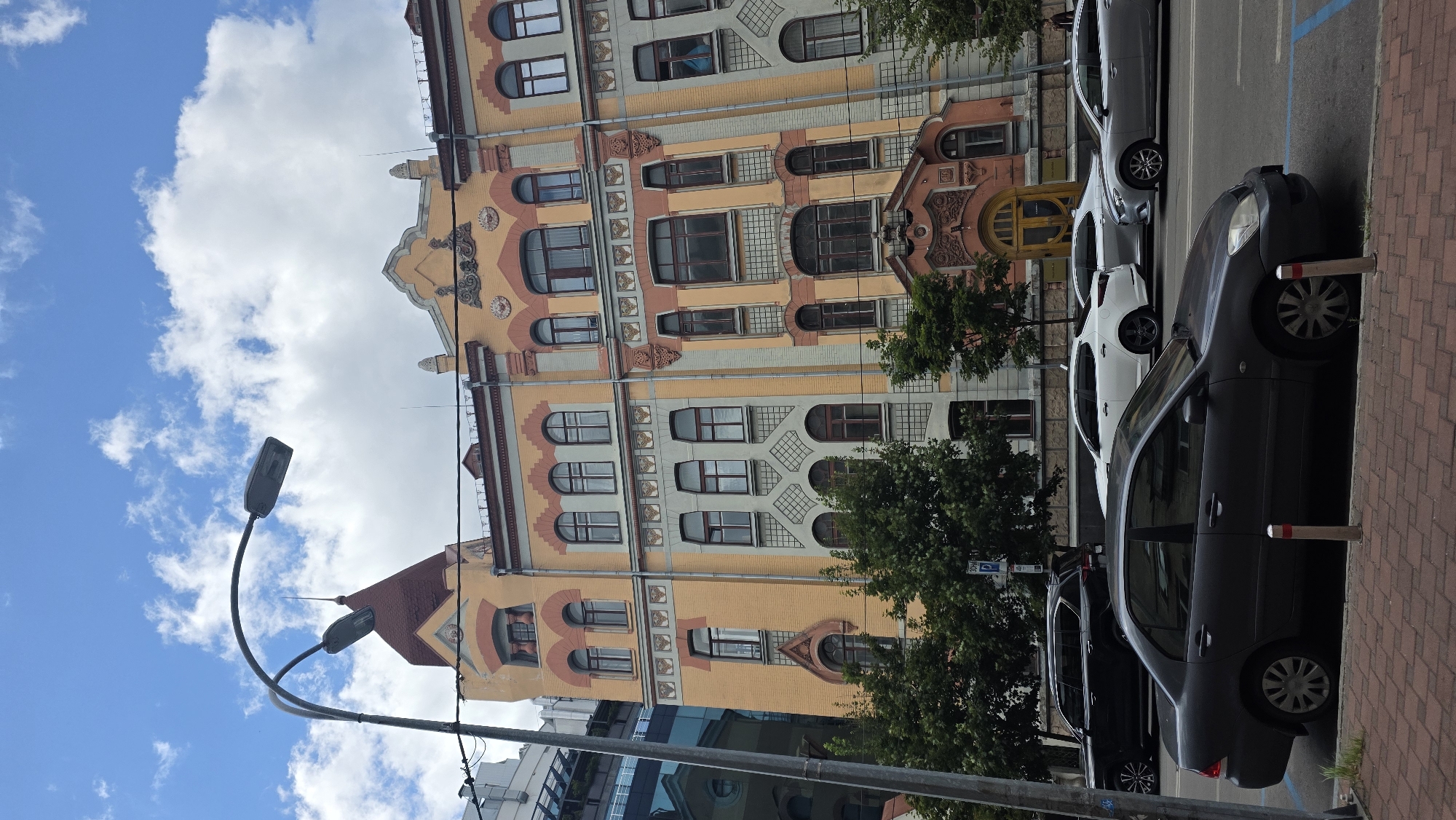 Street and courtyard scenes in central Kyiv