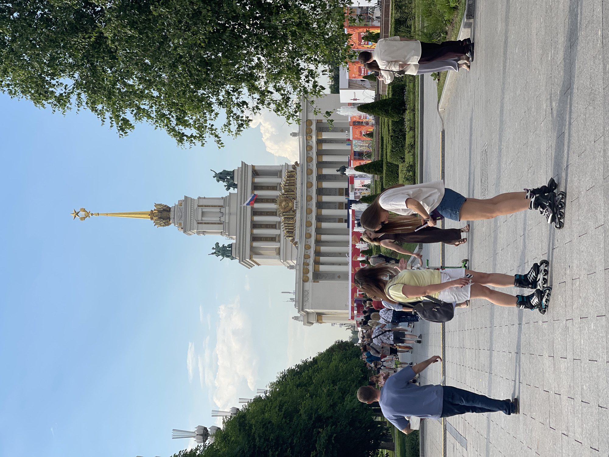 Russian park visitors, workers captured during midday activities