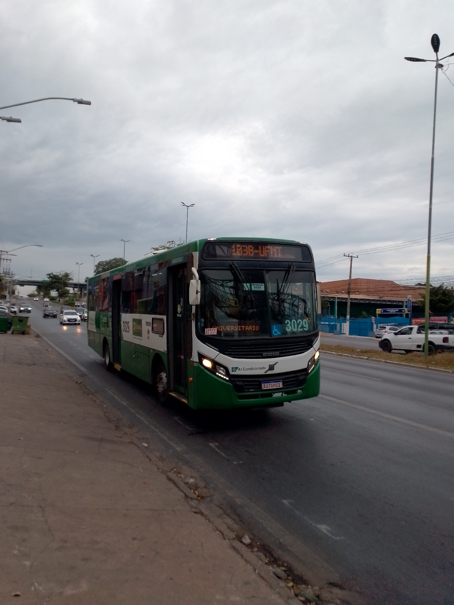 Routine traffic, wet streets documented in Cuiabá, Brazil
