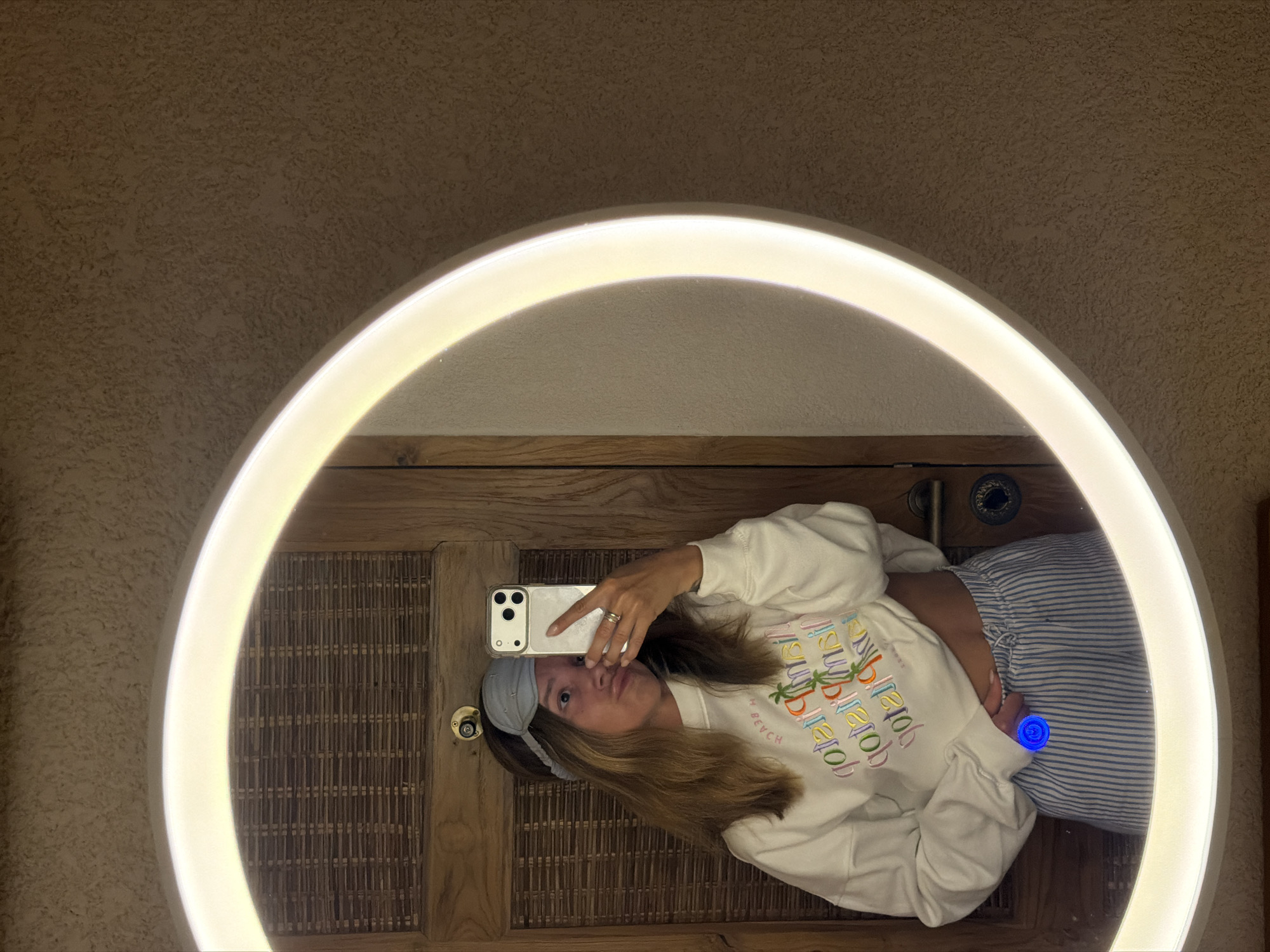 Beach-themed sweatshirt details in a Mengwi mirror selfie session