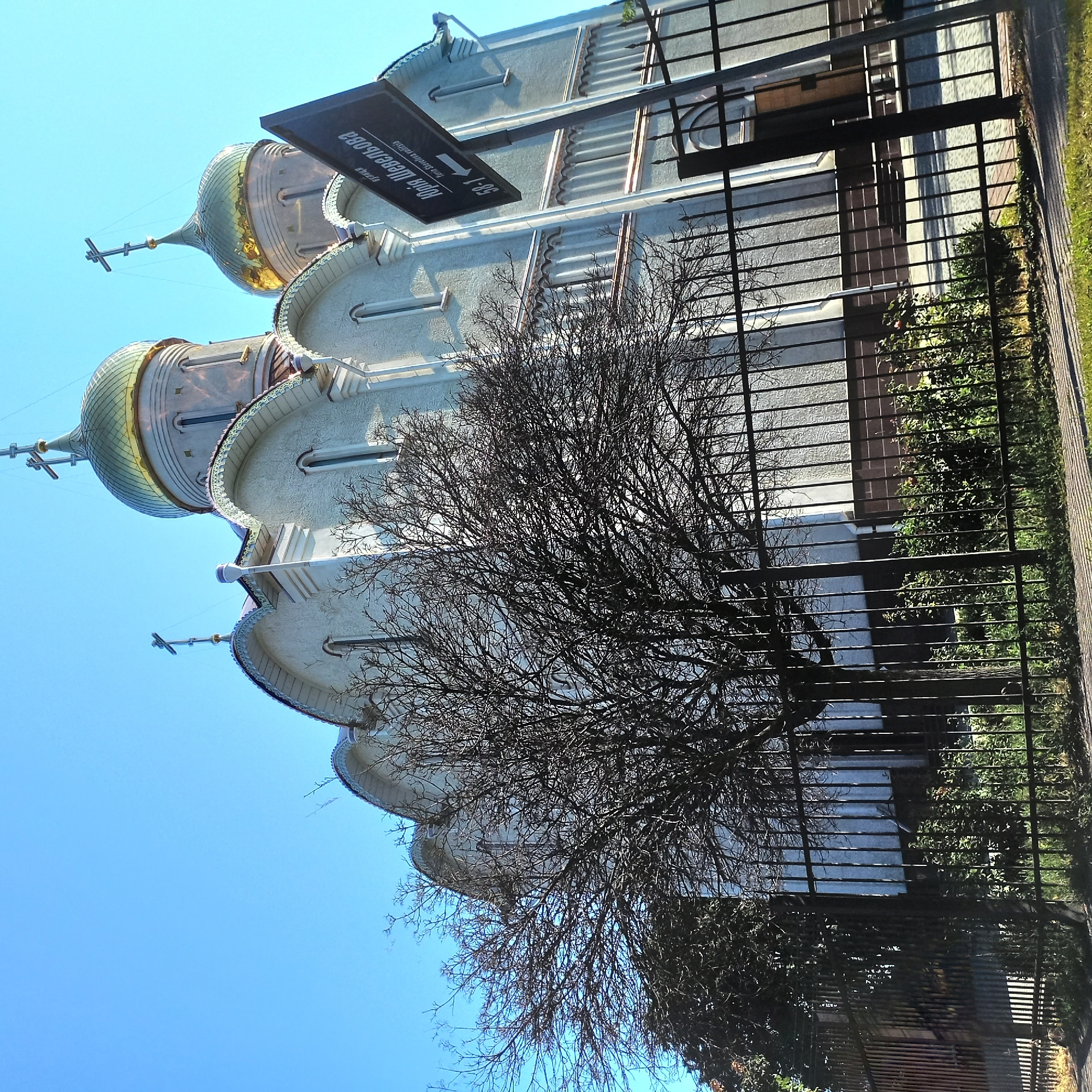 Street-level snapshot of Kropyvnytskyi landmarks on an August morning