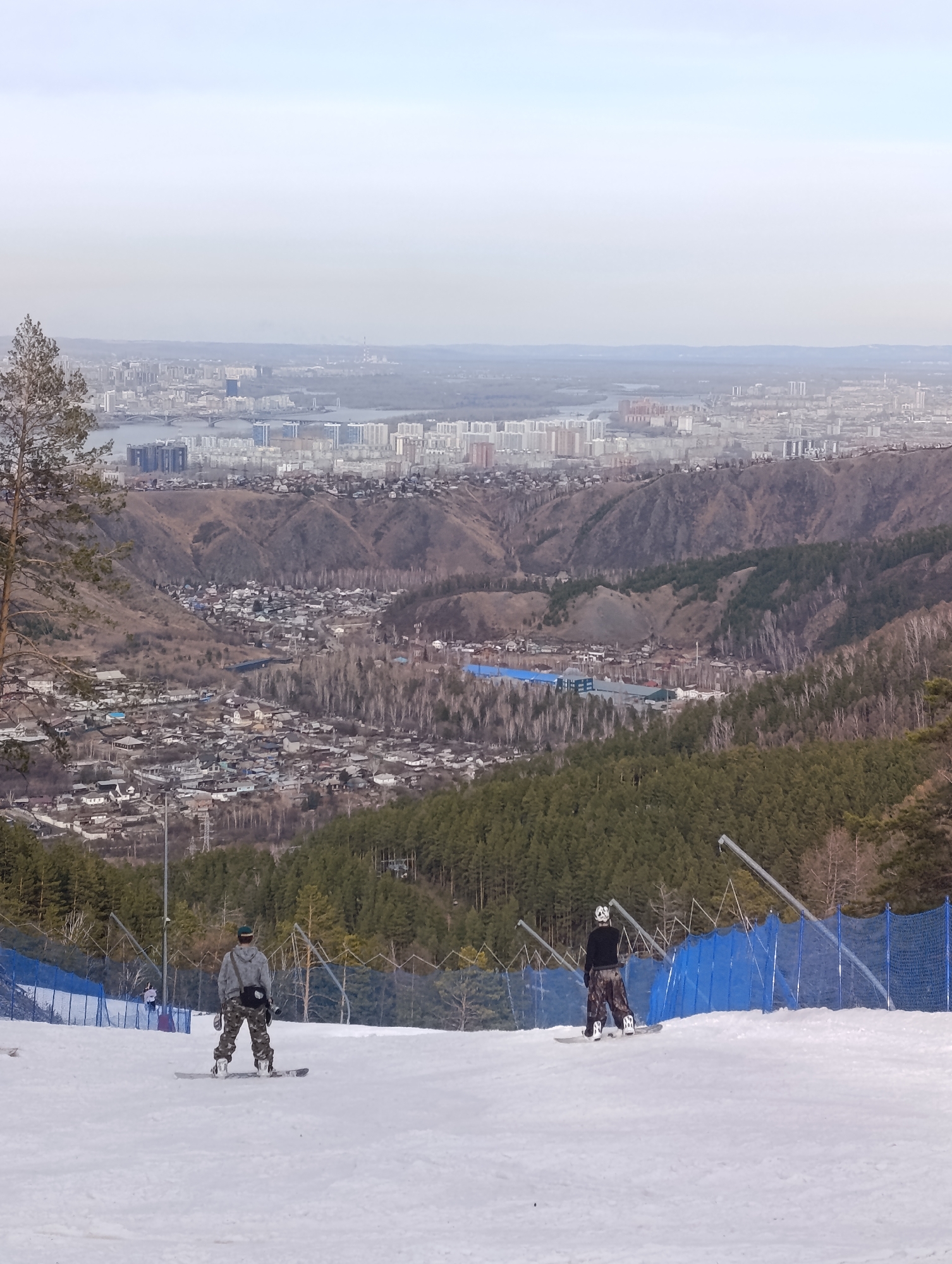 Two snowboarders spotted on slope in Krasnoyarsk, Russia