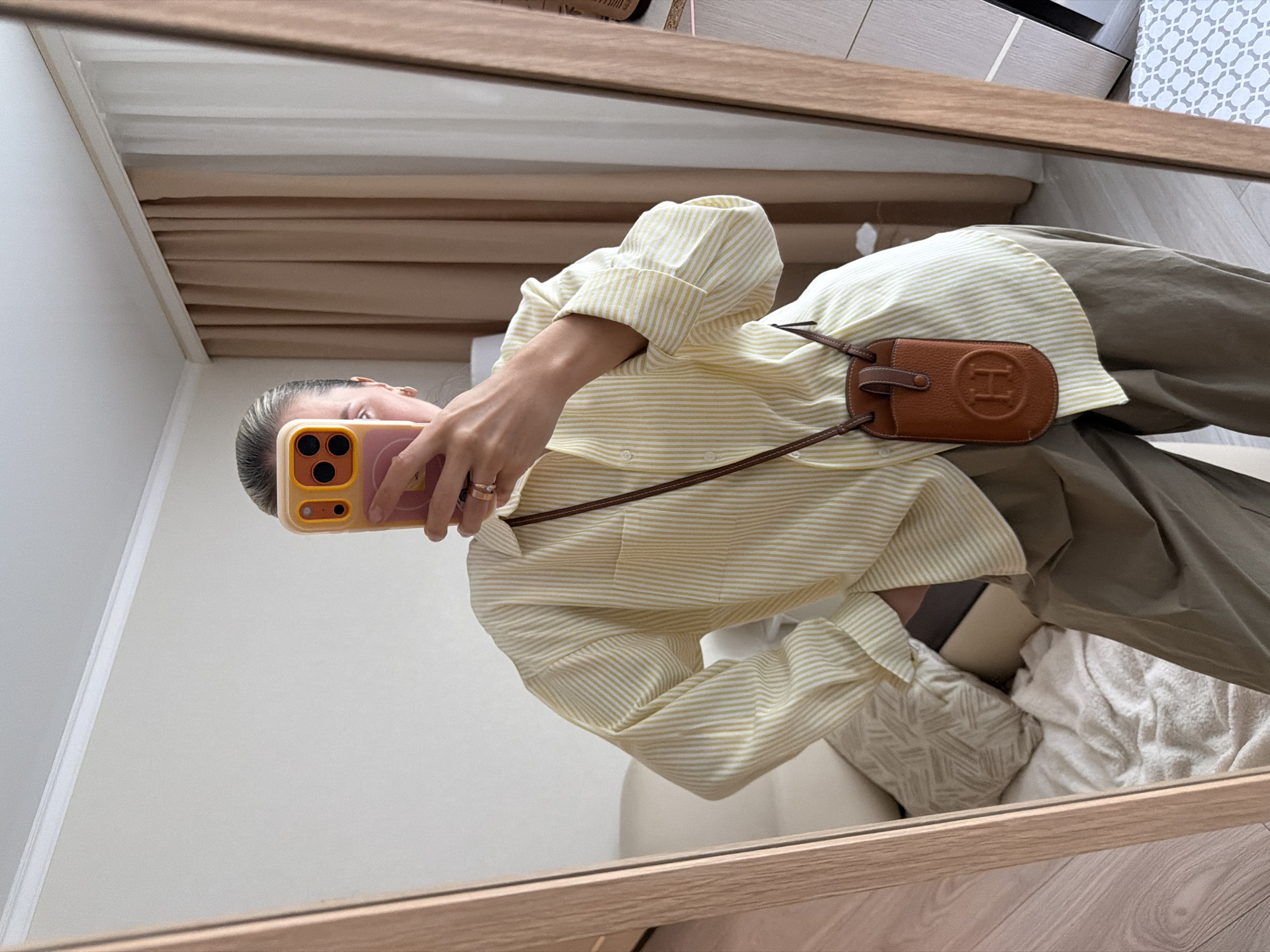 Mirror selfies and pets at home in Semiluki