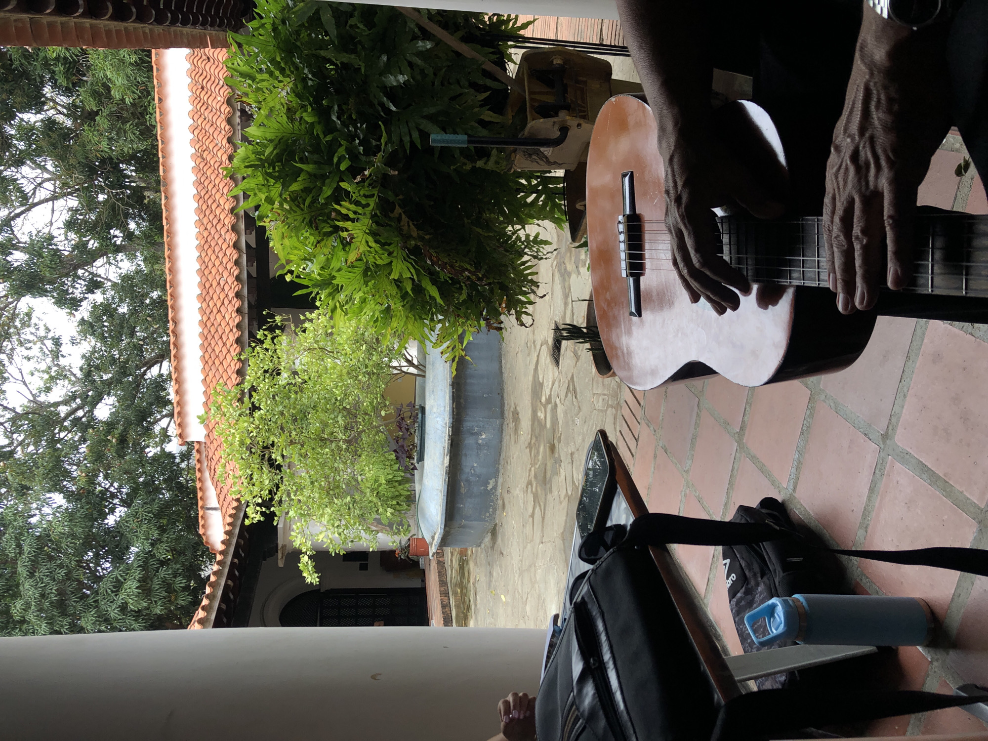 Guitar gathering documented in Venezuelan colonial courtyard