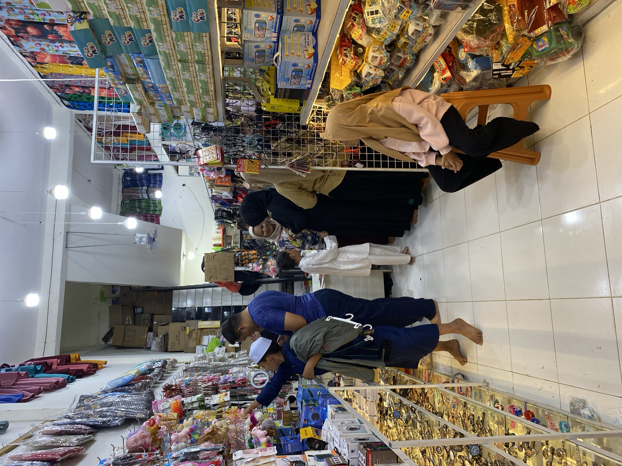 Browsing a packed mixed-goods market in Lamteumen Barat