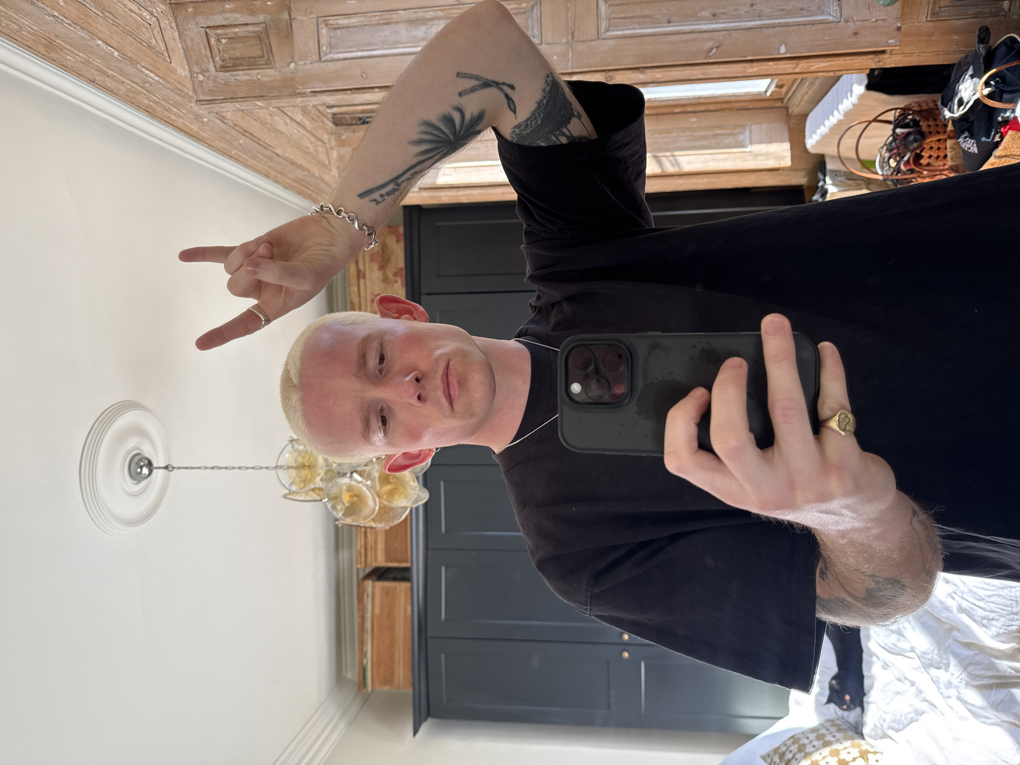 London morning captures: black cat, selfie moments in home