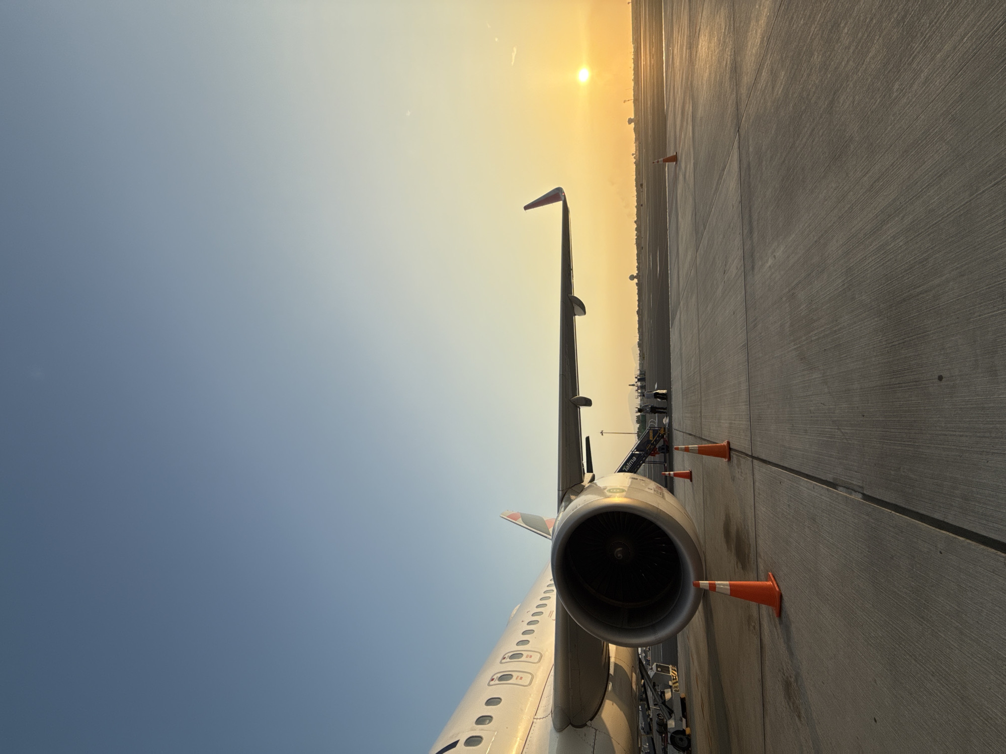 Aircraft operations captured at Lima airport during evening hours