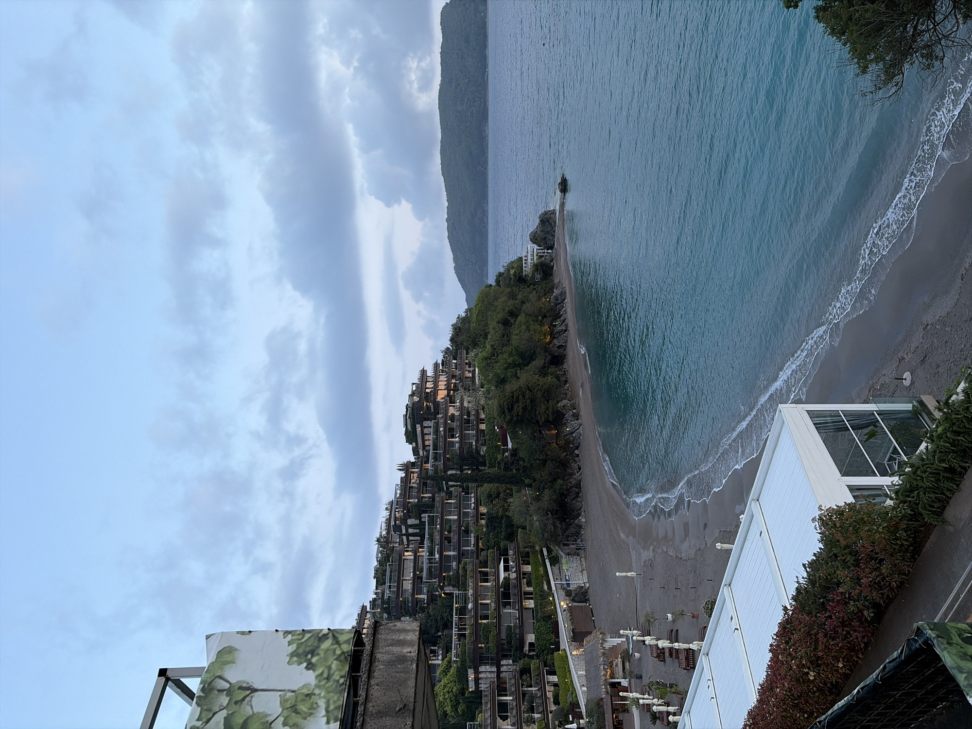 Coastal Evening Scene Observed by Multiple Witnesses