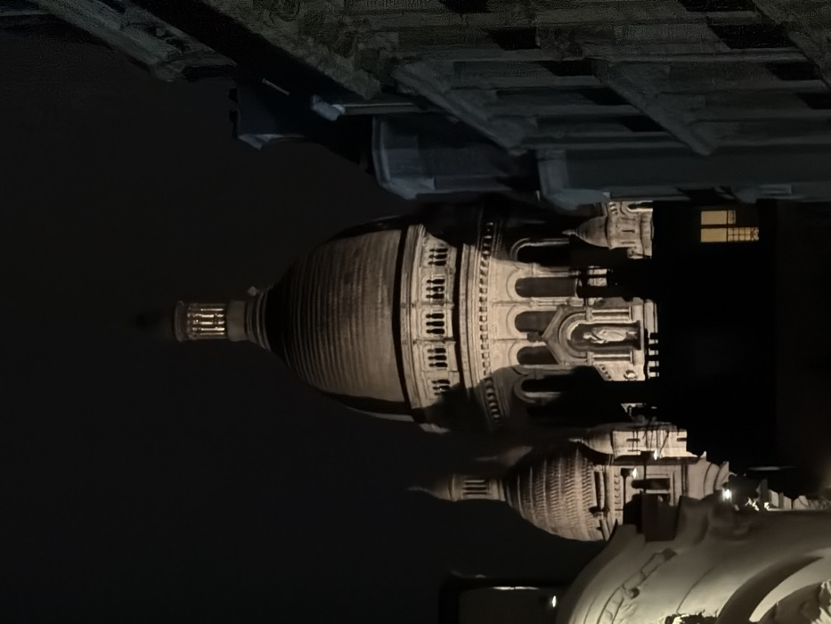 Montmartre nightlife captured: Sacré-Cœur and restaurant scenes