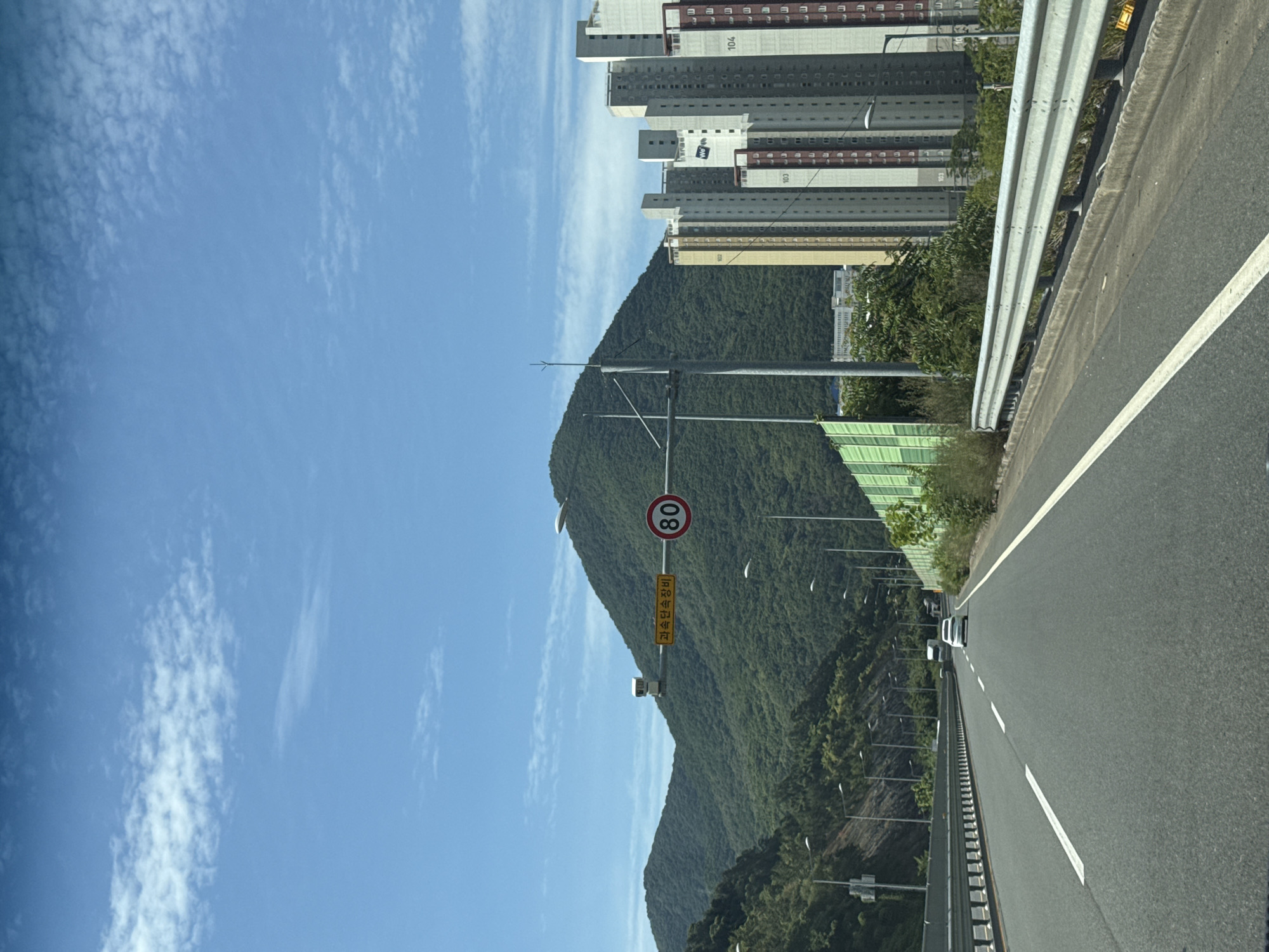 On the road through Yangsan-si's multi-lane highway