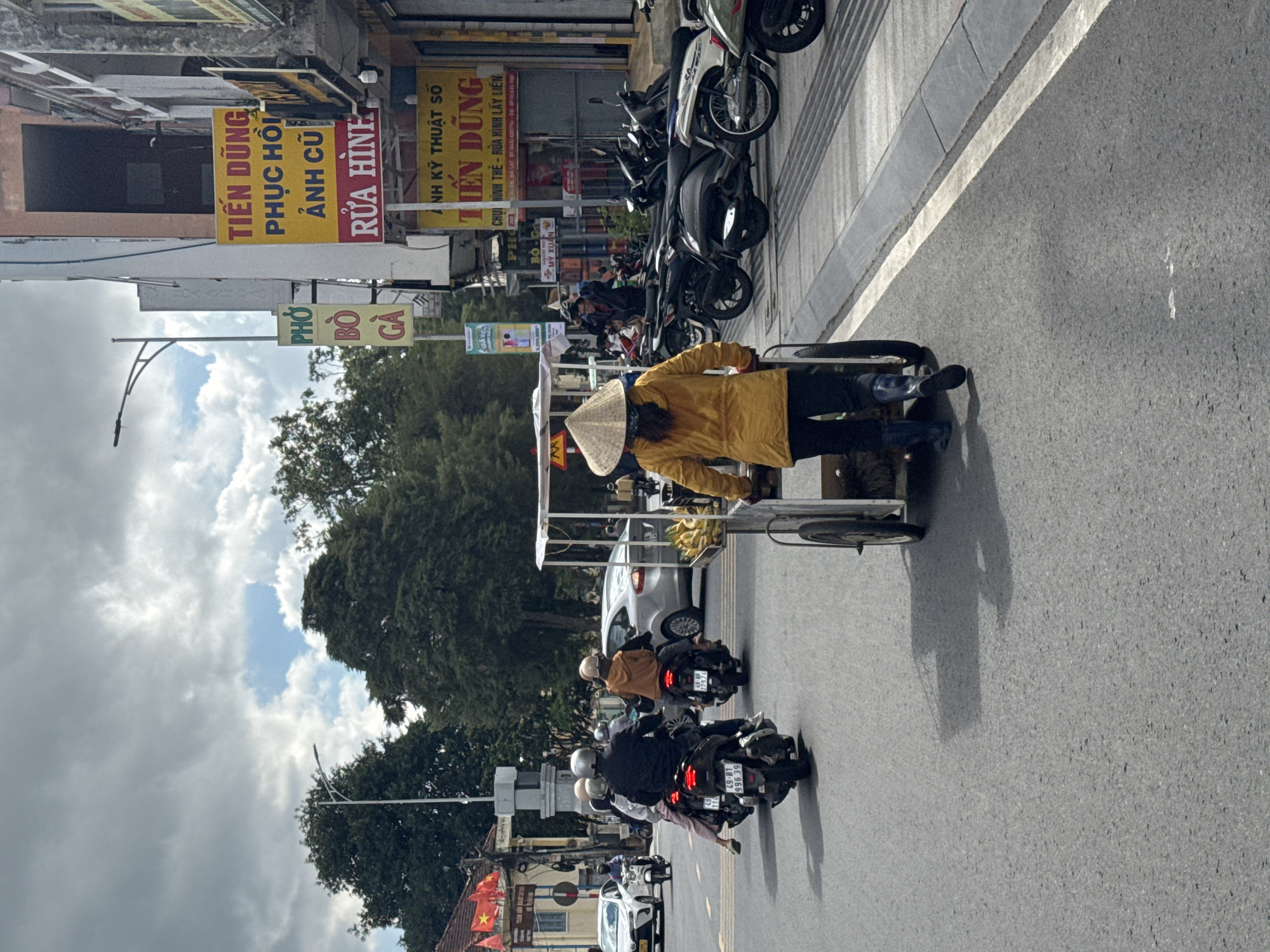 Busy intersections and street vendors in central Da Lat