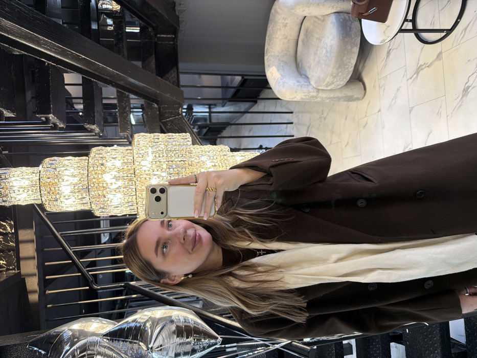 Woman documents upscale Moscow salon visit through mirror selfies