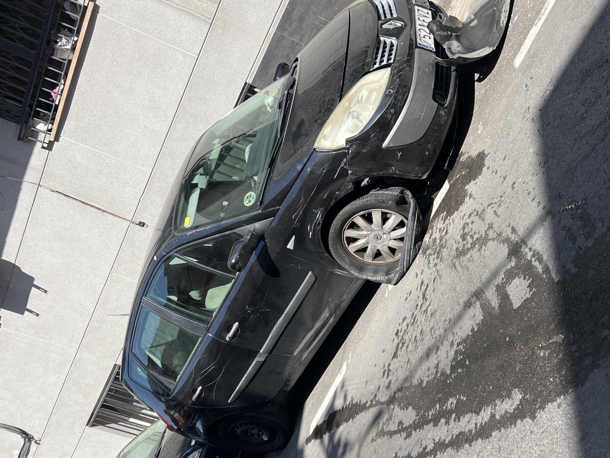 Damaged Renault Scenic with flat tire and detached fender in Santa Coloma