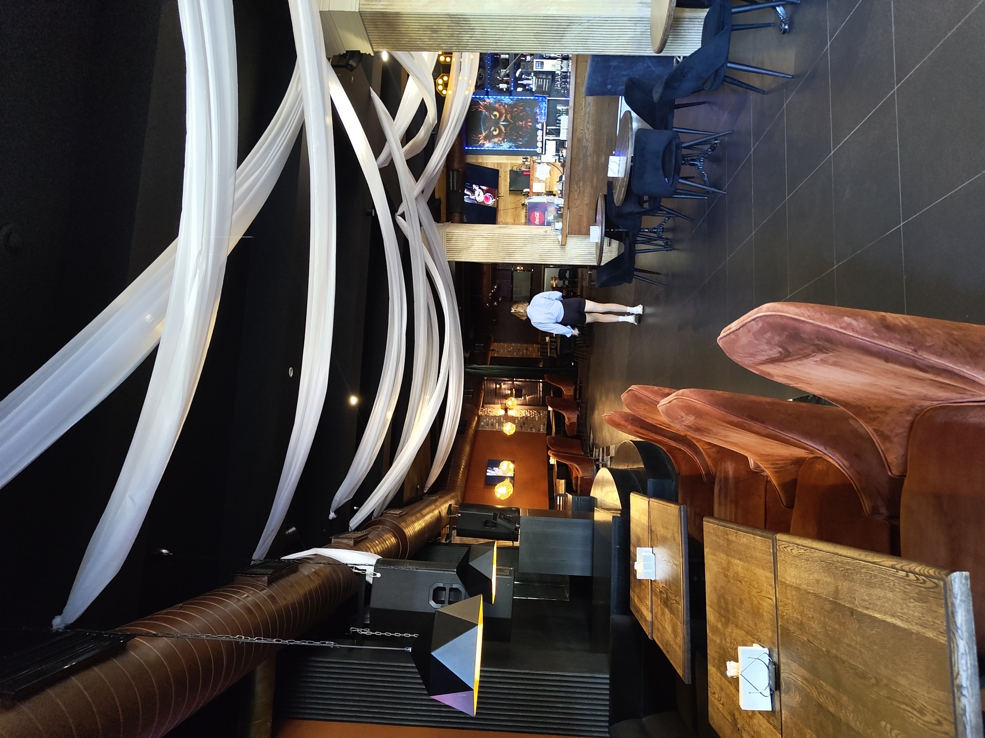 Street scenes and restaurant interiors across an afternoon in Zhukovsky