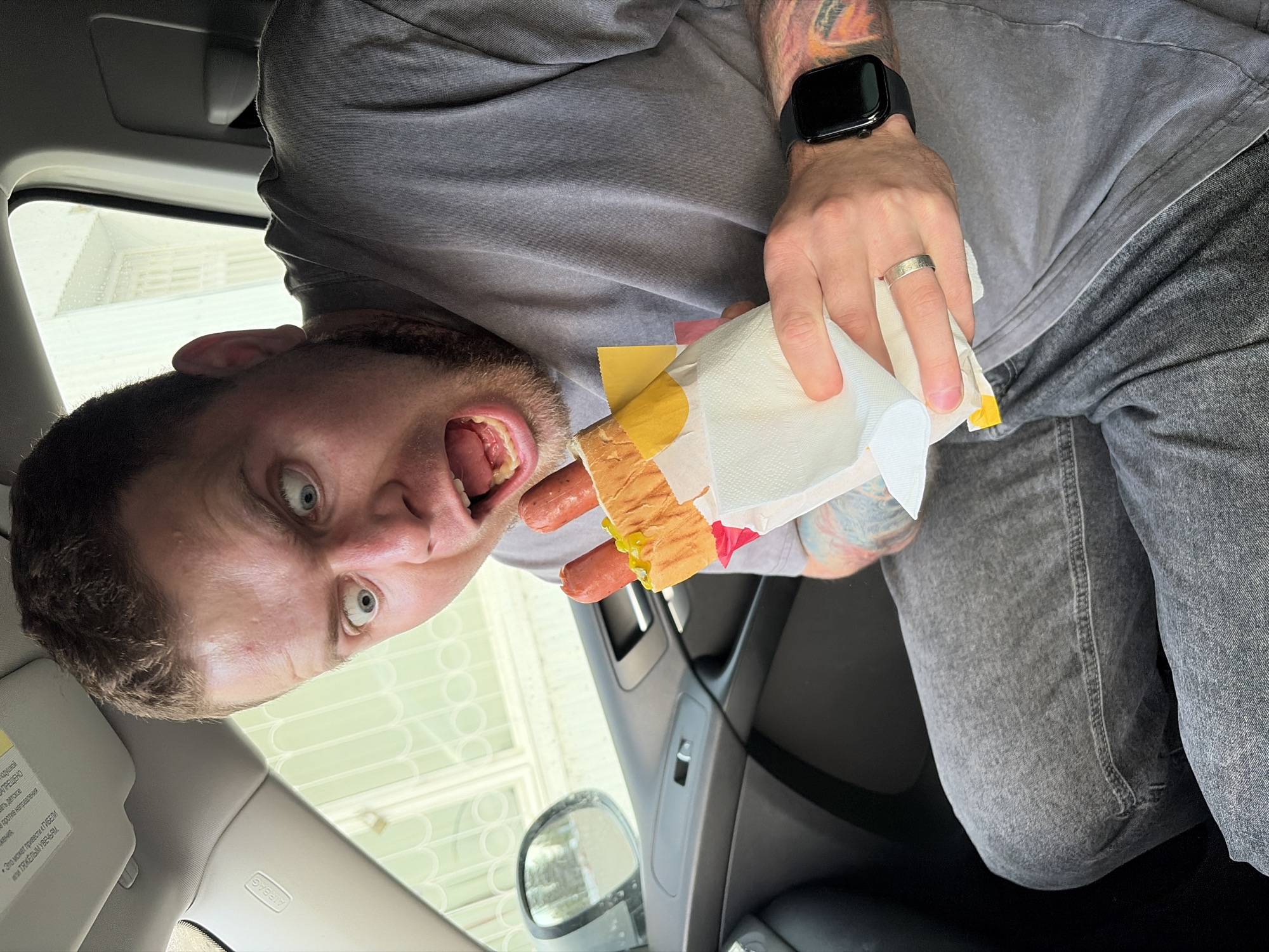 Man eats hot dogs in car in Russia