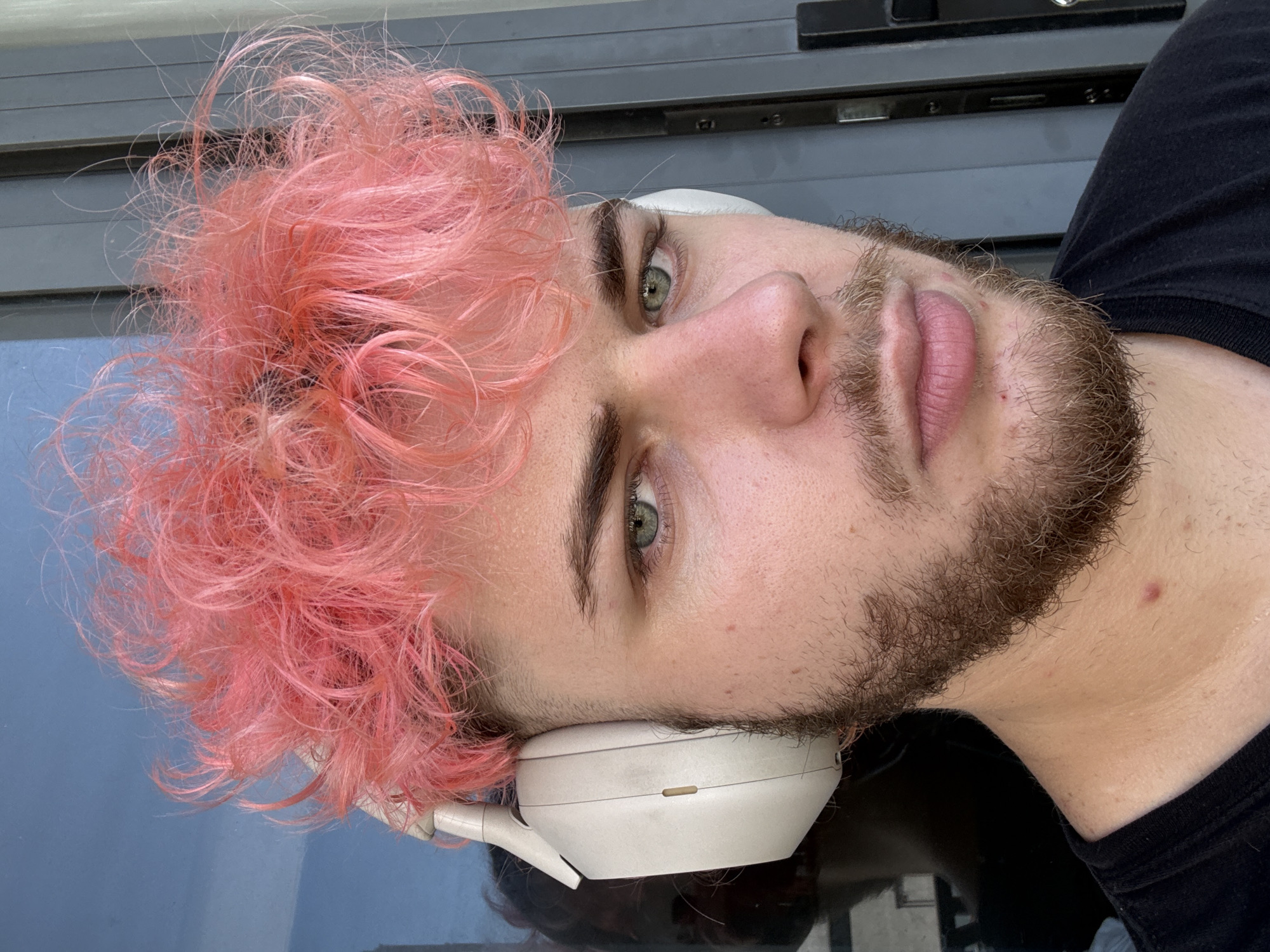 Pink-haired man photographed on Đà Nẵng balcony early morning