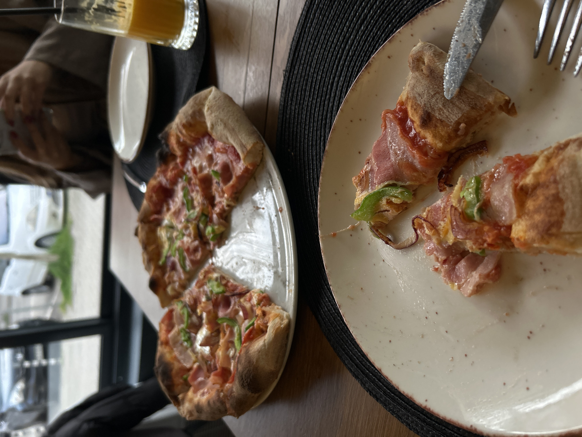 Pizza meal documented over 44 minutes in Sofia restaurant