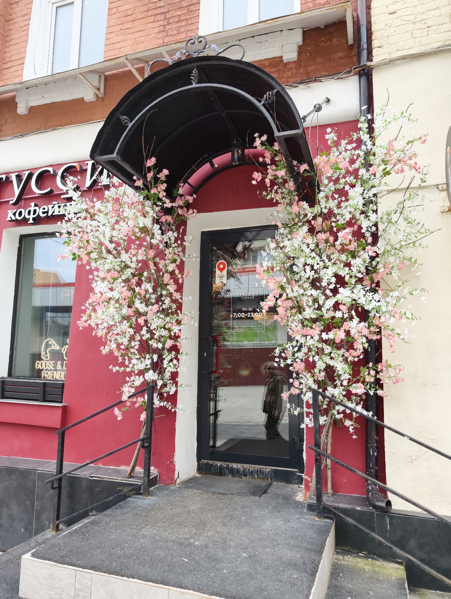 Spring morning street scenes captured across Saratov, Russia