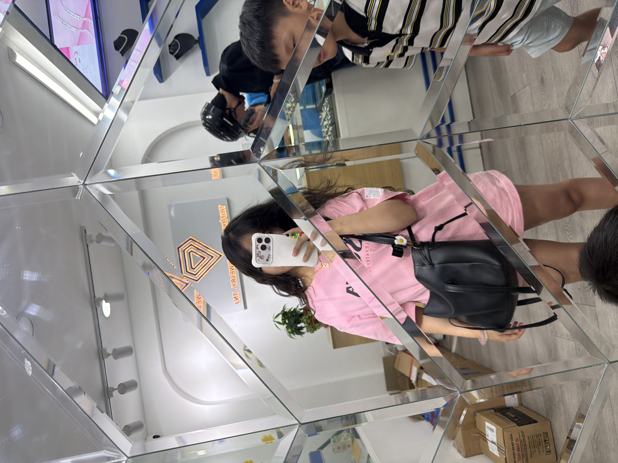Visitors browse mirrored jewelry shop in Đà Nẵng