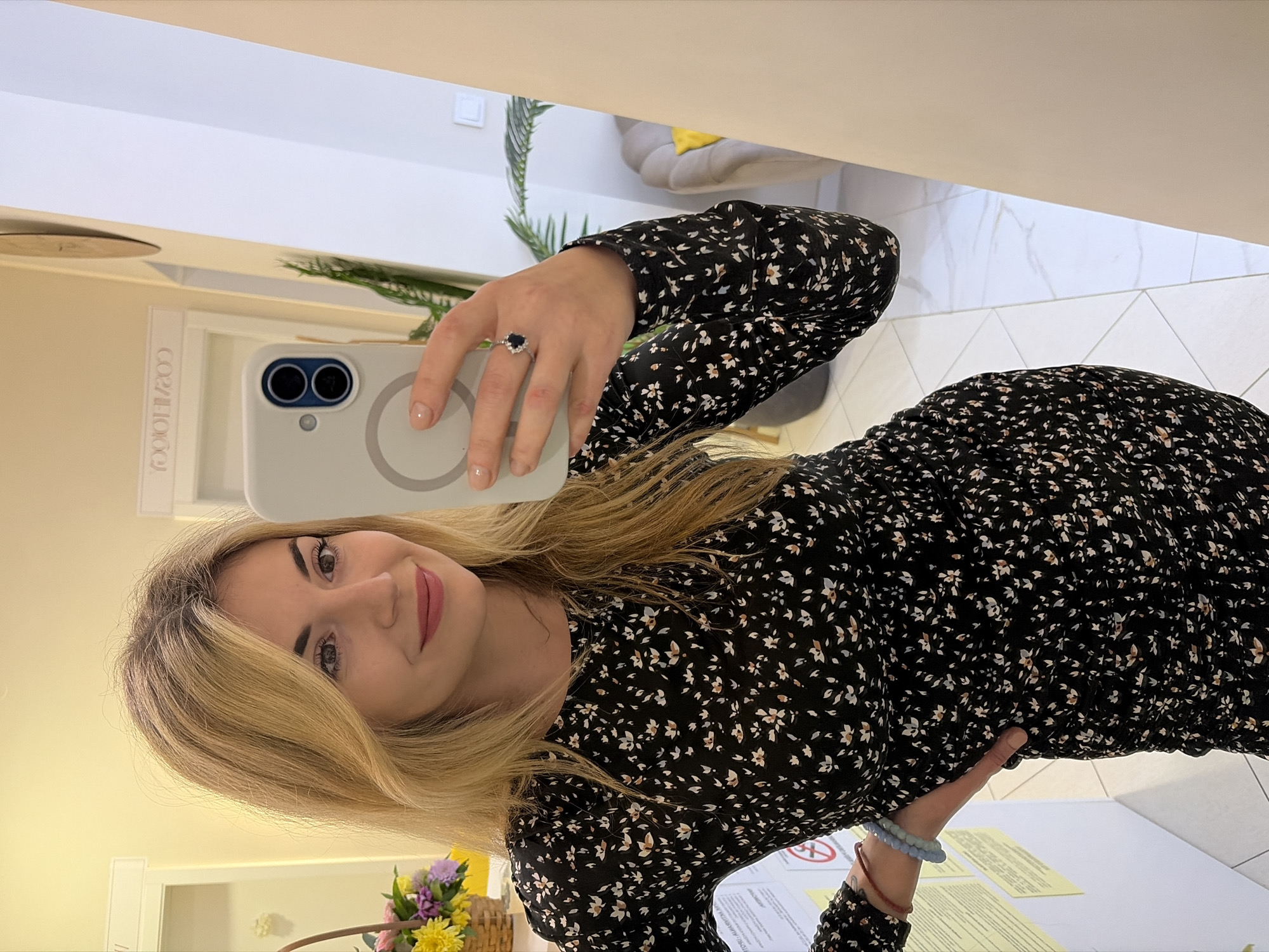Woman documents beauty salon visit with selfies in Budva