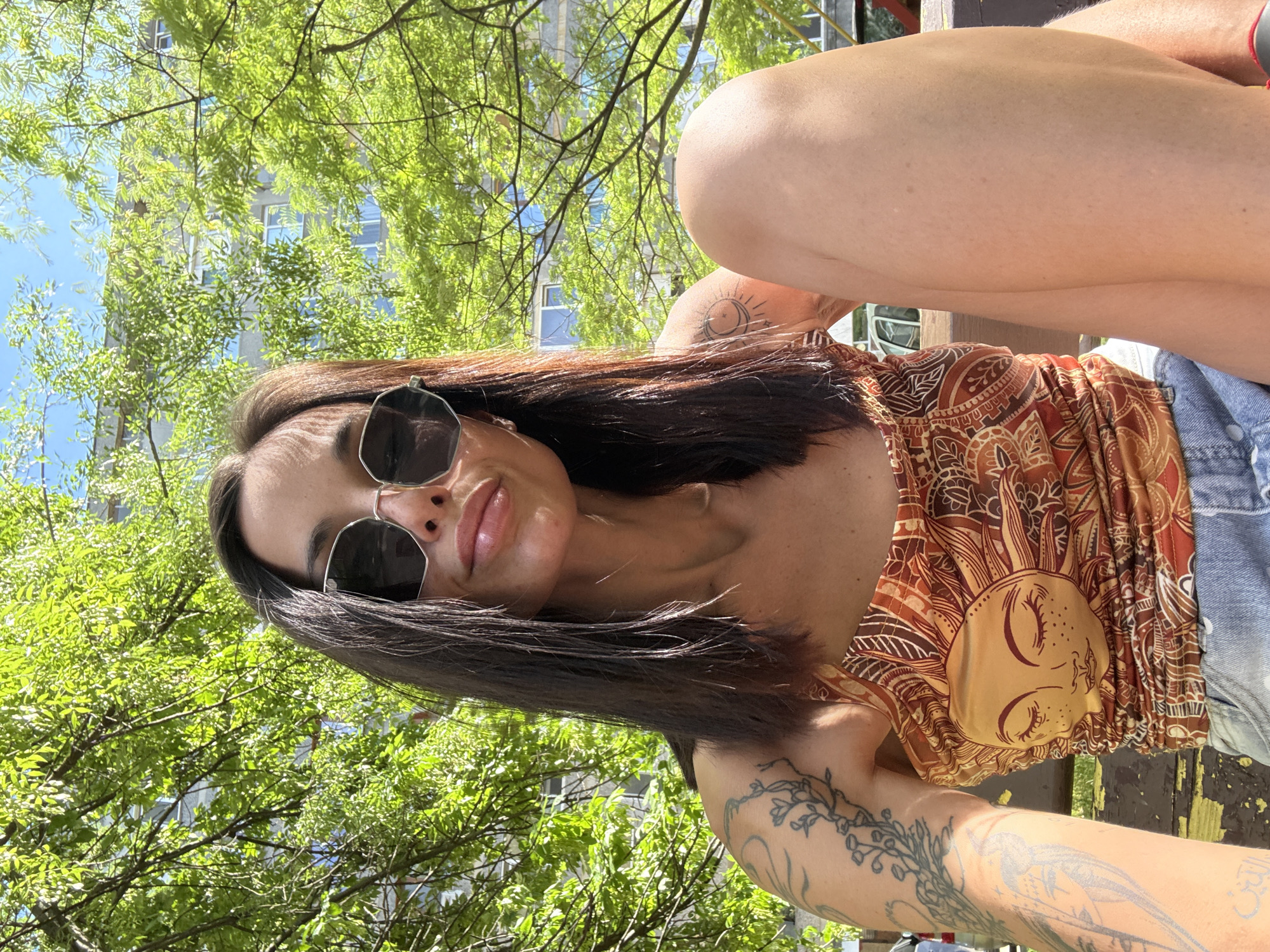 Photo session at graffiti wall in Pleven captures tattooed woman