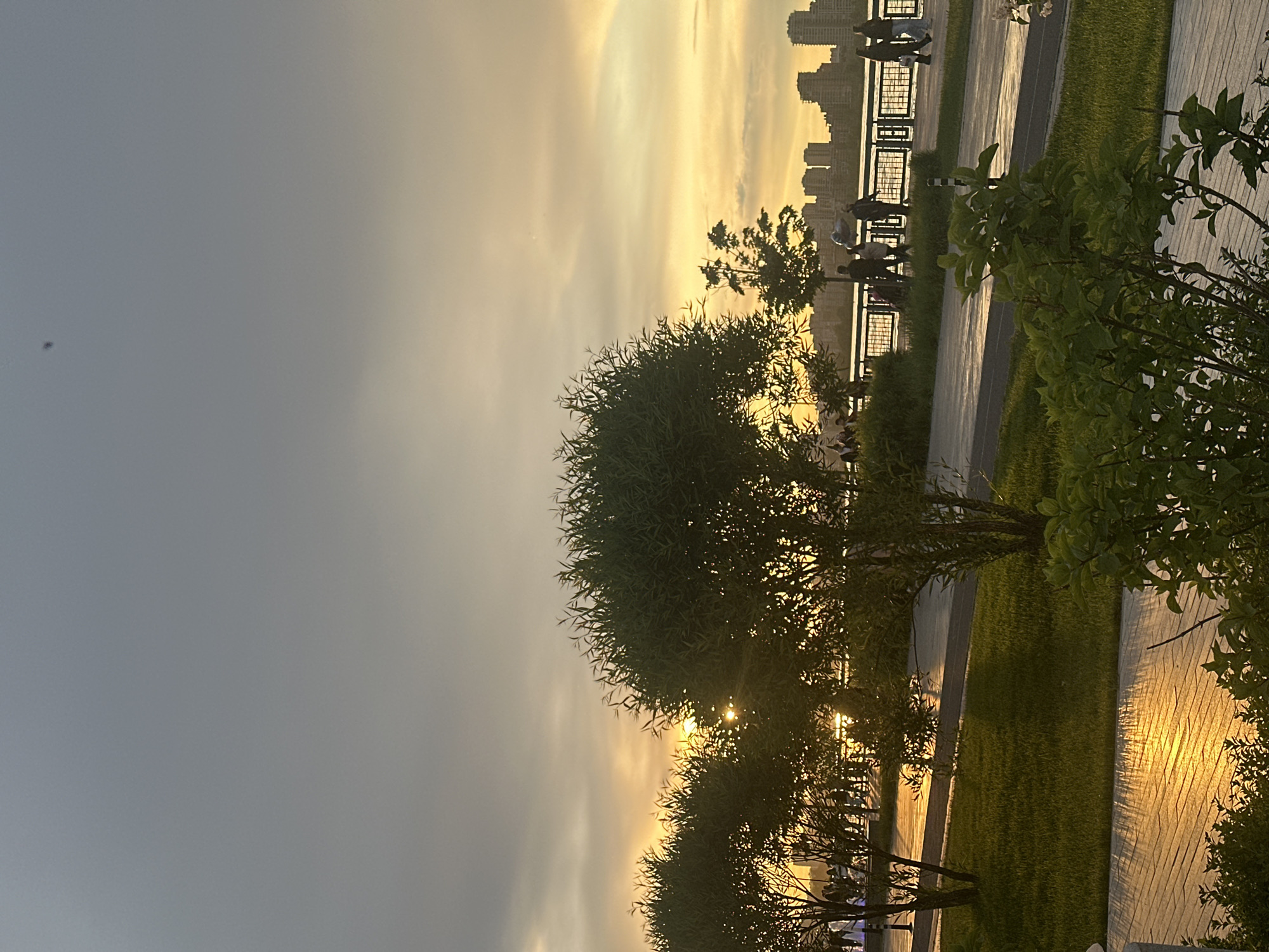 Sunset gathering at Kazan waterfront park draws casual visitors