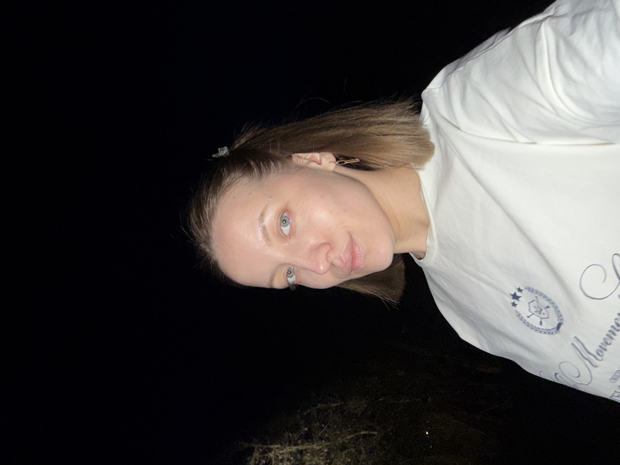 Woman documents evening stroll through Reshetnikovo with child in tow
