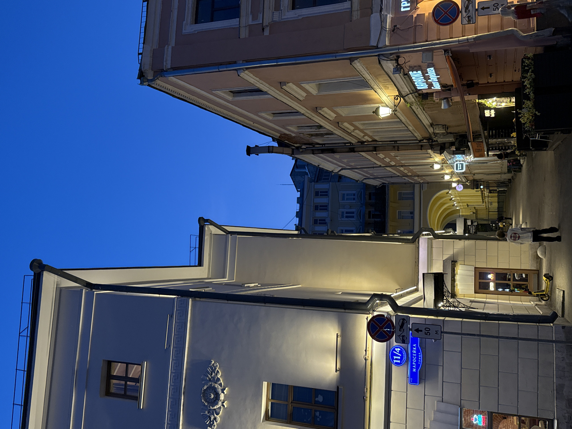 Evening stroll through Moscow captures architecture, taxis, neon signs