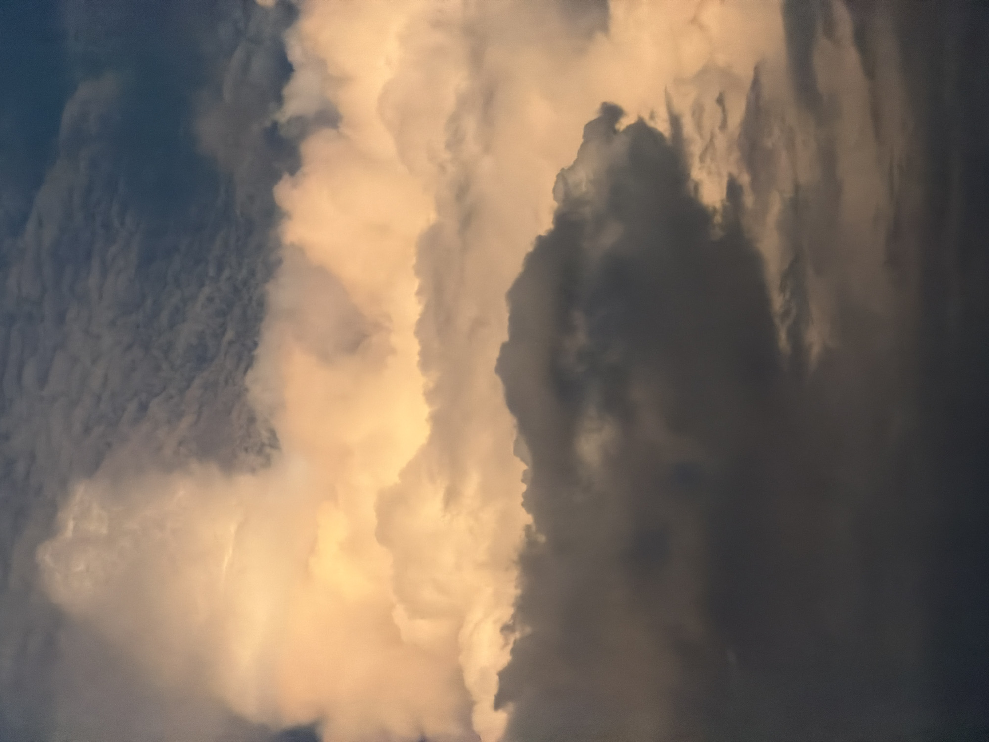 Evening sky and street scenes documented in Mengwi