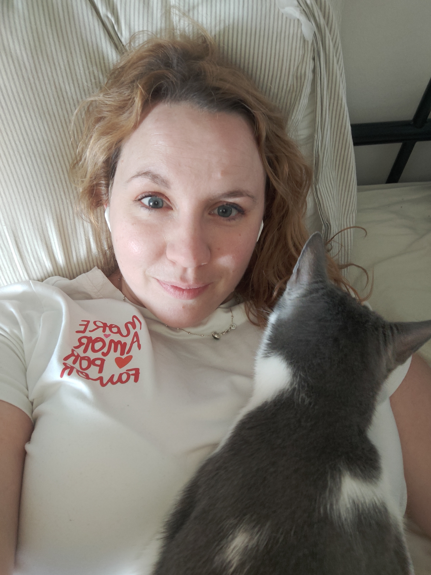 Woman rests in bed with kitten in Schiltigheim