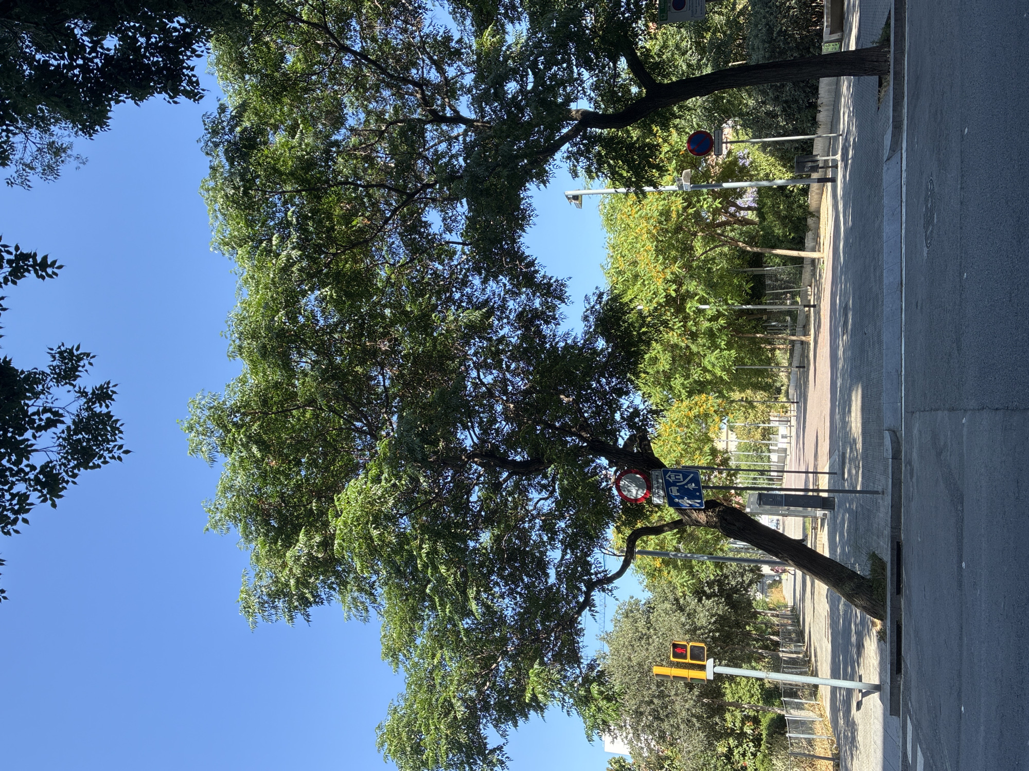 Casual midday walk through sunny Barcelona streets documented