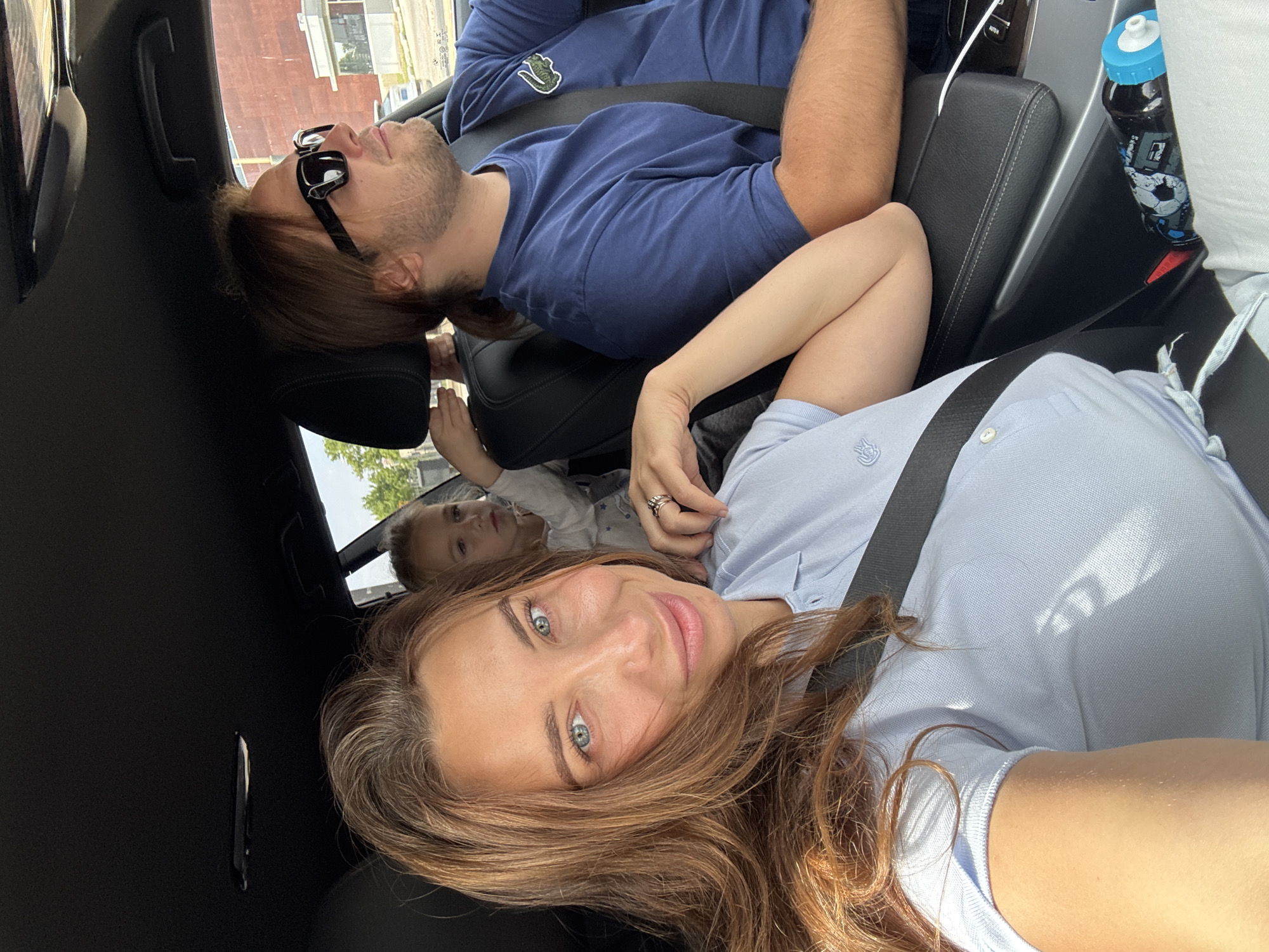 Woman photographed in car with child in Valencia