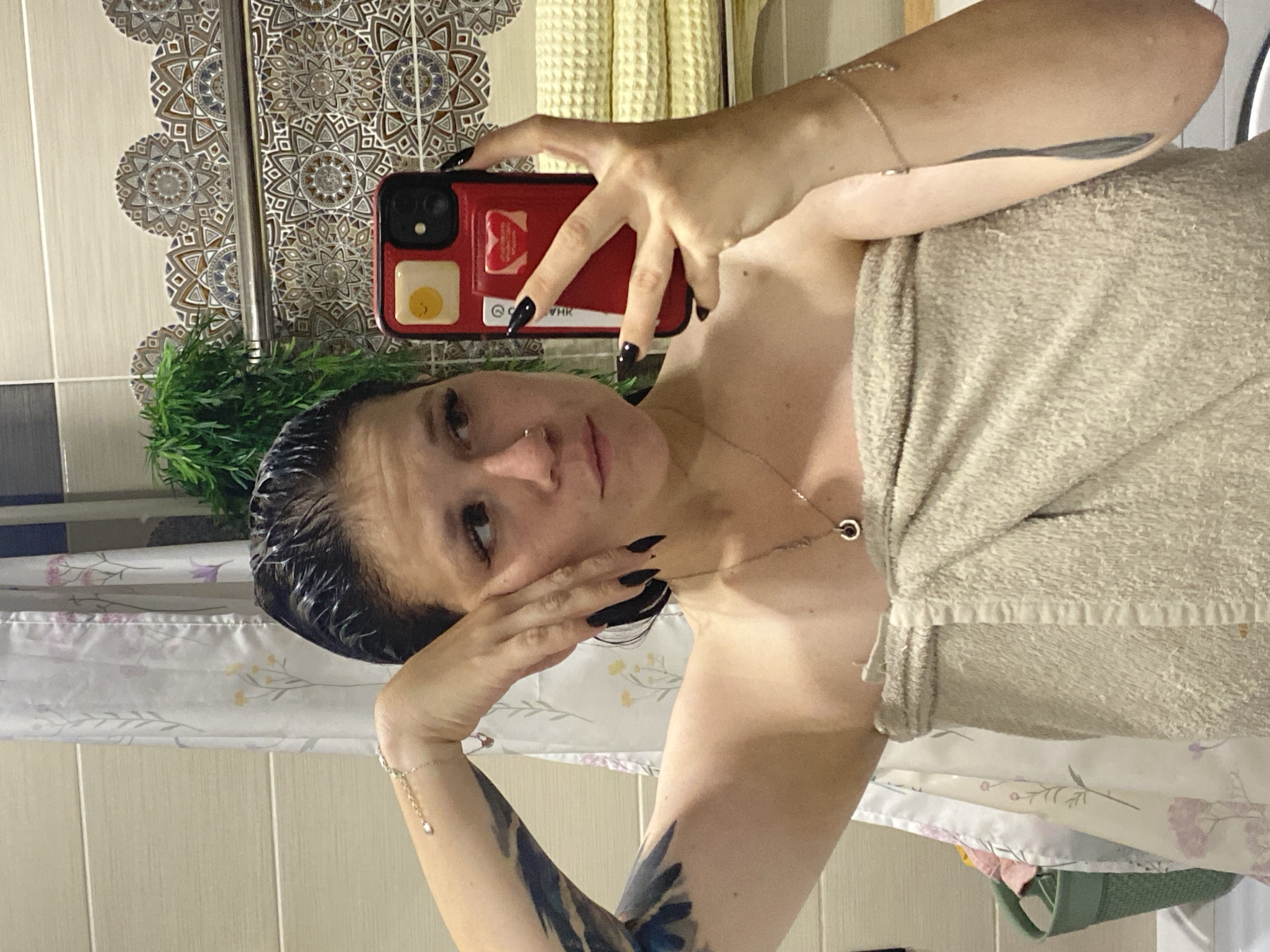 Post-shower selfie moment in a Chaikovsky bathroom.