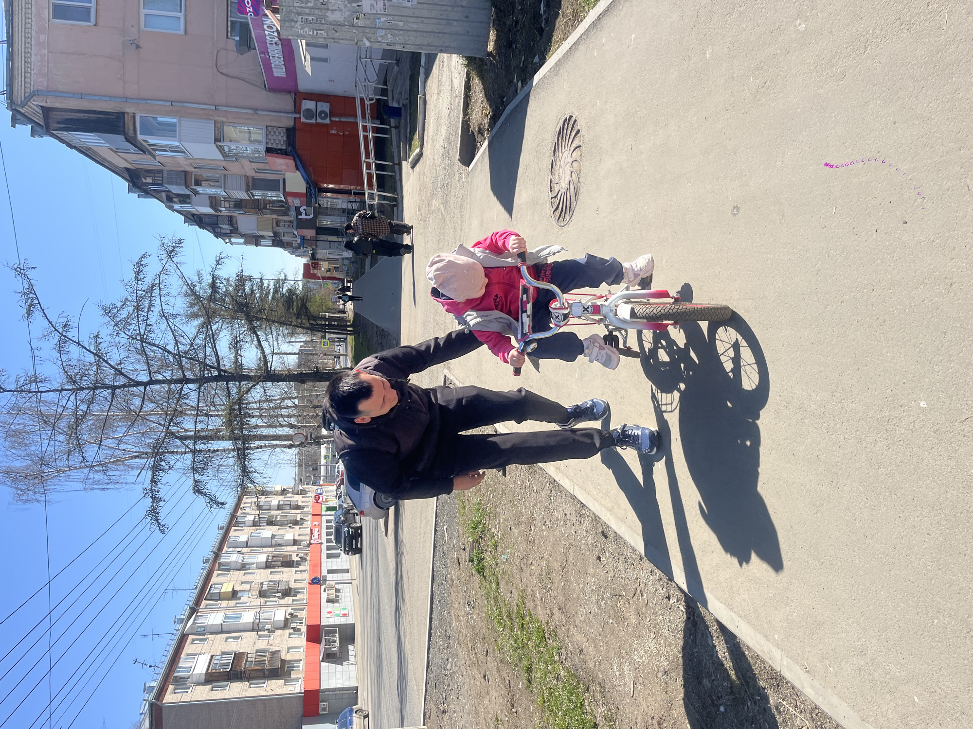 Morning life documented across Izhevsk: cycling lessons, selfies, daily moments
