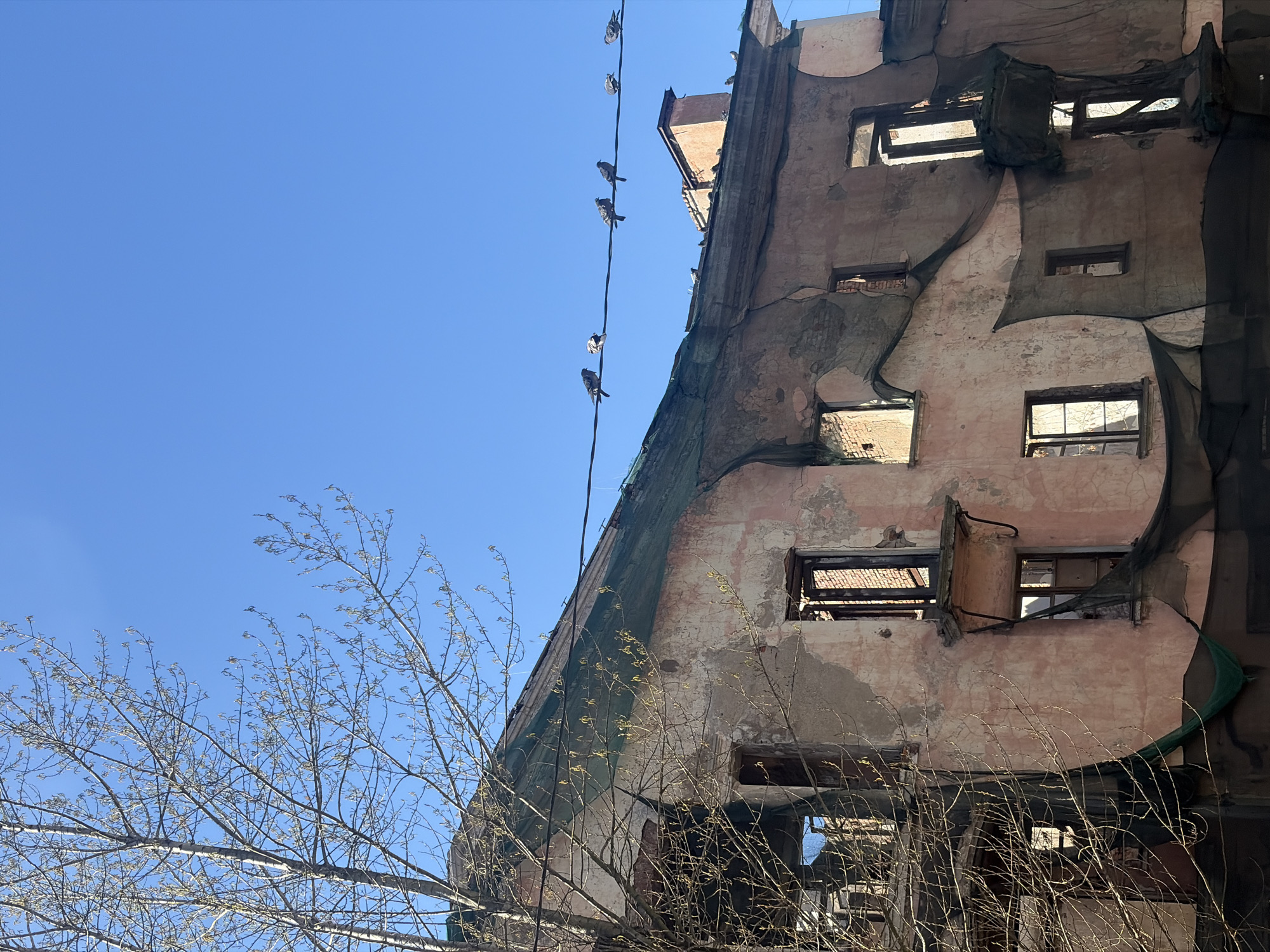 Urban decay documented in Saint Petersburg amid clear skies
