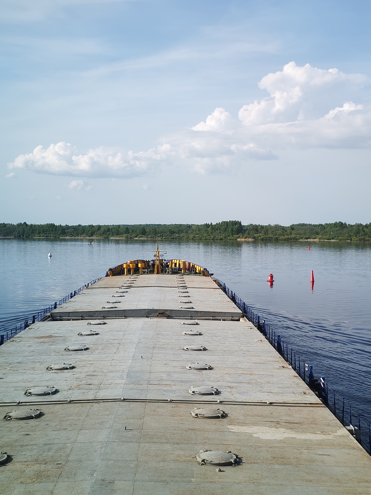 Industrial barge spotted on Russian waterway near Edoma