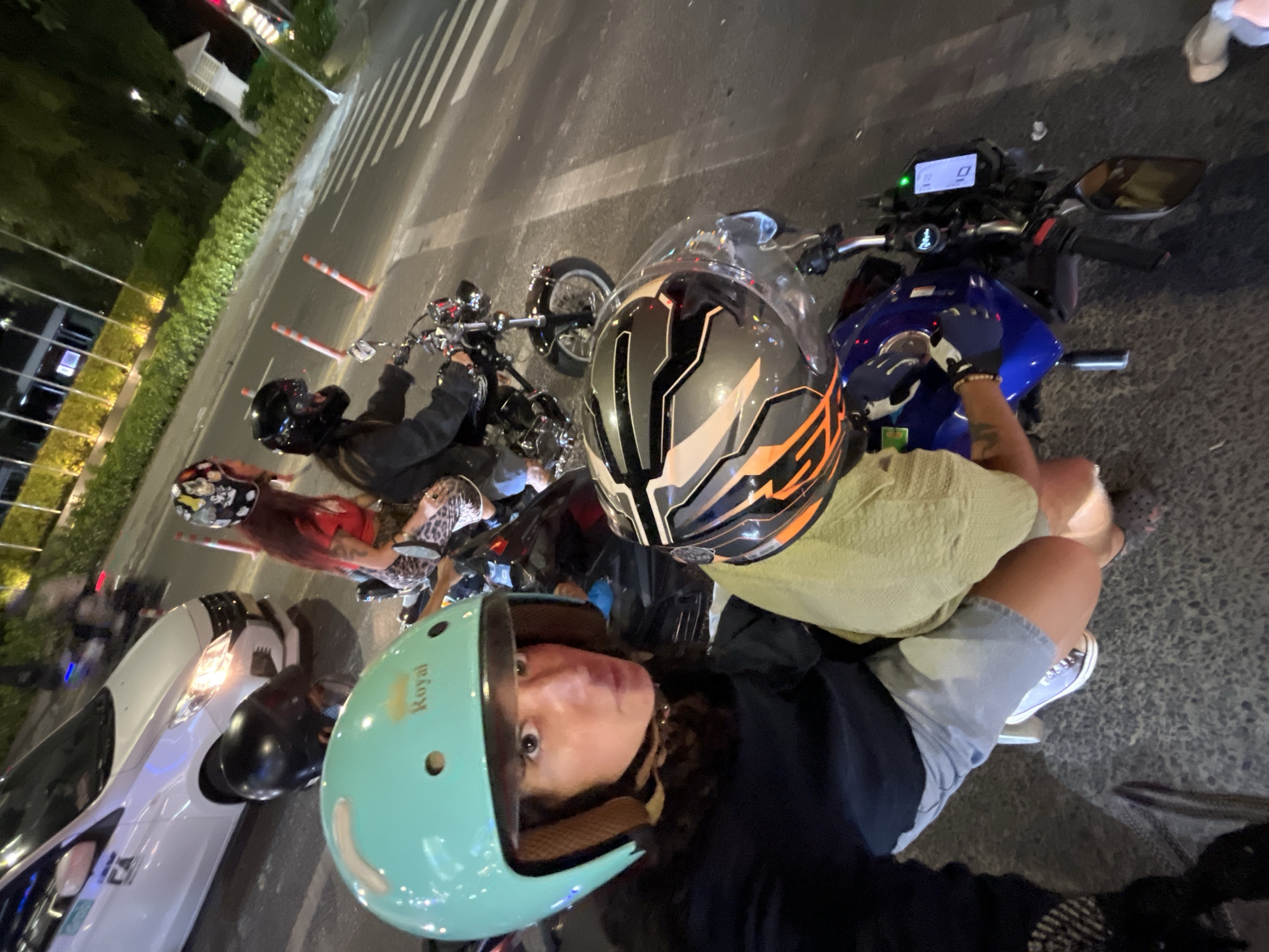 Night scenes from Đà Nẵng: streets and shoreline